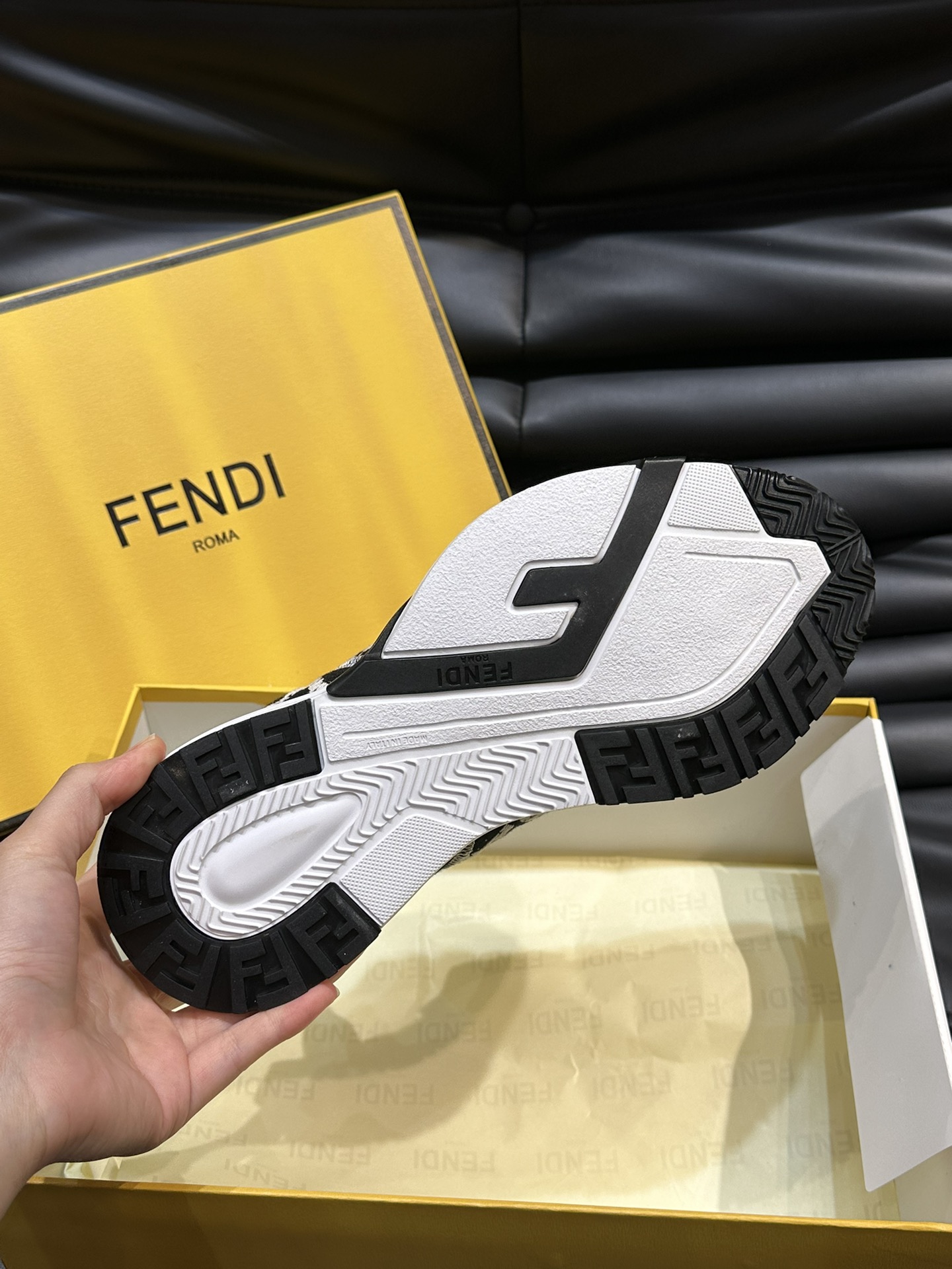 Fend*Flow男士休闲运动鞋搭配松紧带侧拉链刻有F的波纹鞋底鞋跟饰有凸纹FendiFlow字样高科技