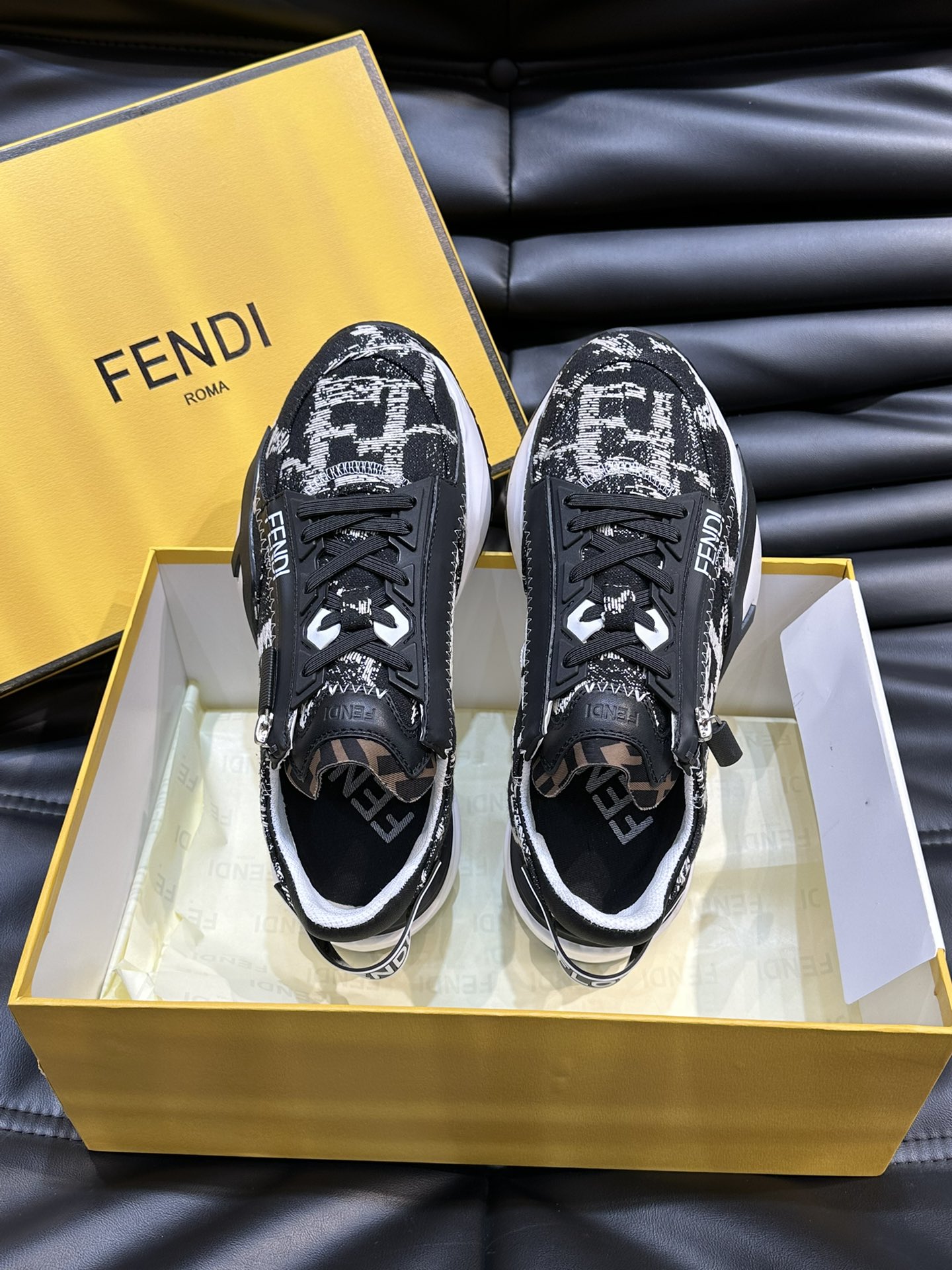 Fend*Flow男士休闲运动鞋搭配松紧带侧拉链刻有F的波纹鞋底鞋跟饰有凸纹FendiFlow字样高科技