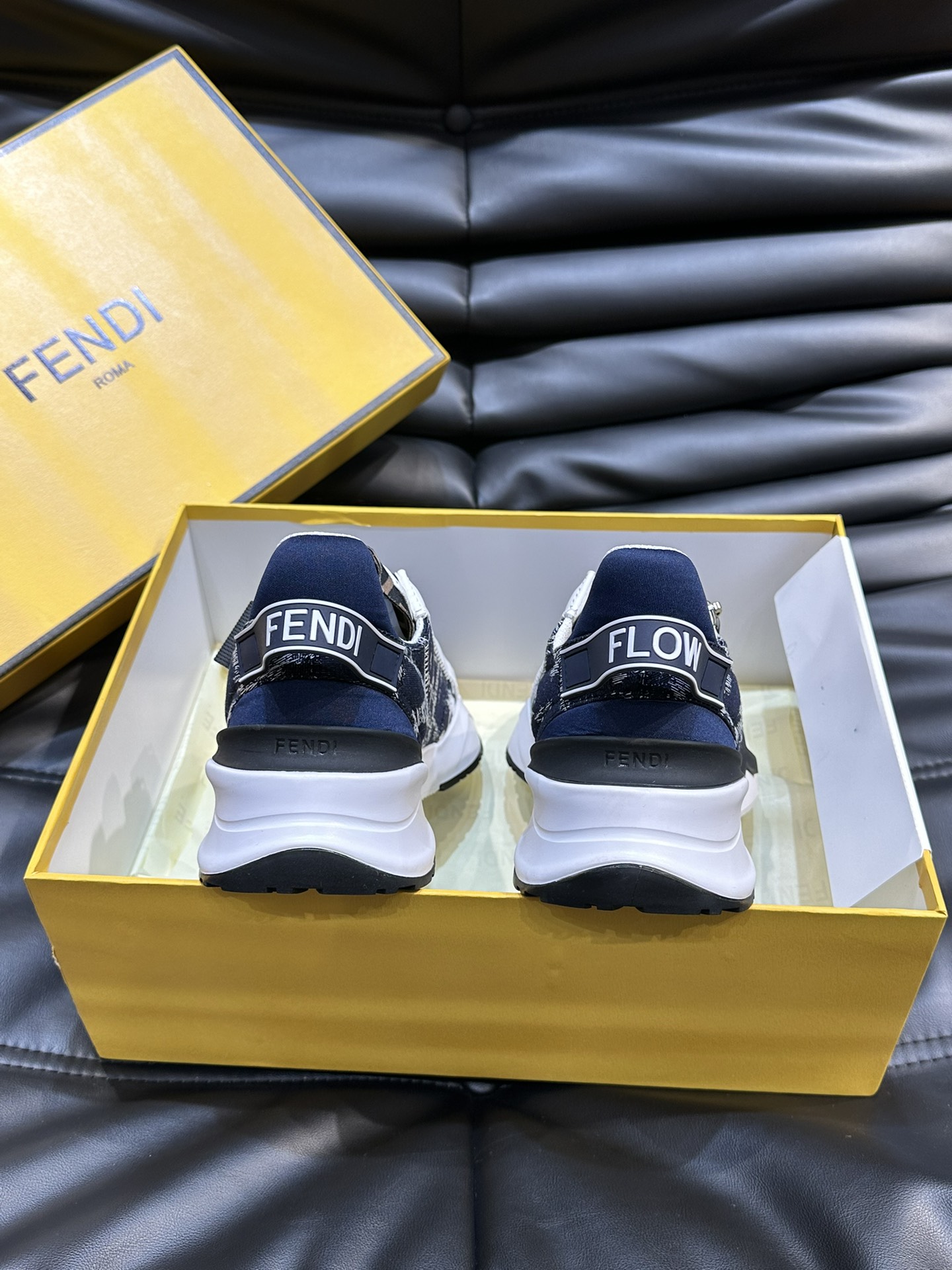 Fend*Flow男士休闲运动鞋搭配松紧带侧拉链刻有F的波纹鞋底鞋跟饰有凸纹FendiFlow字样高科技