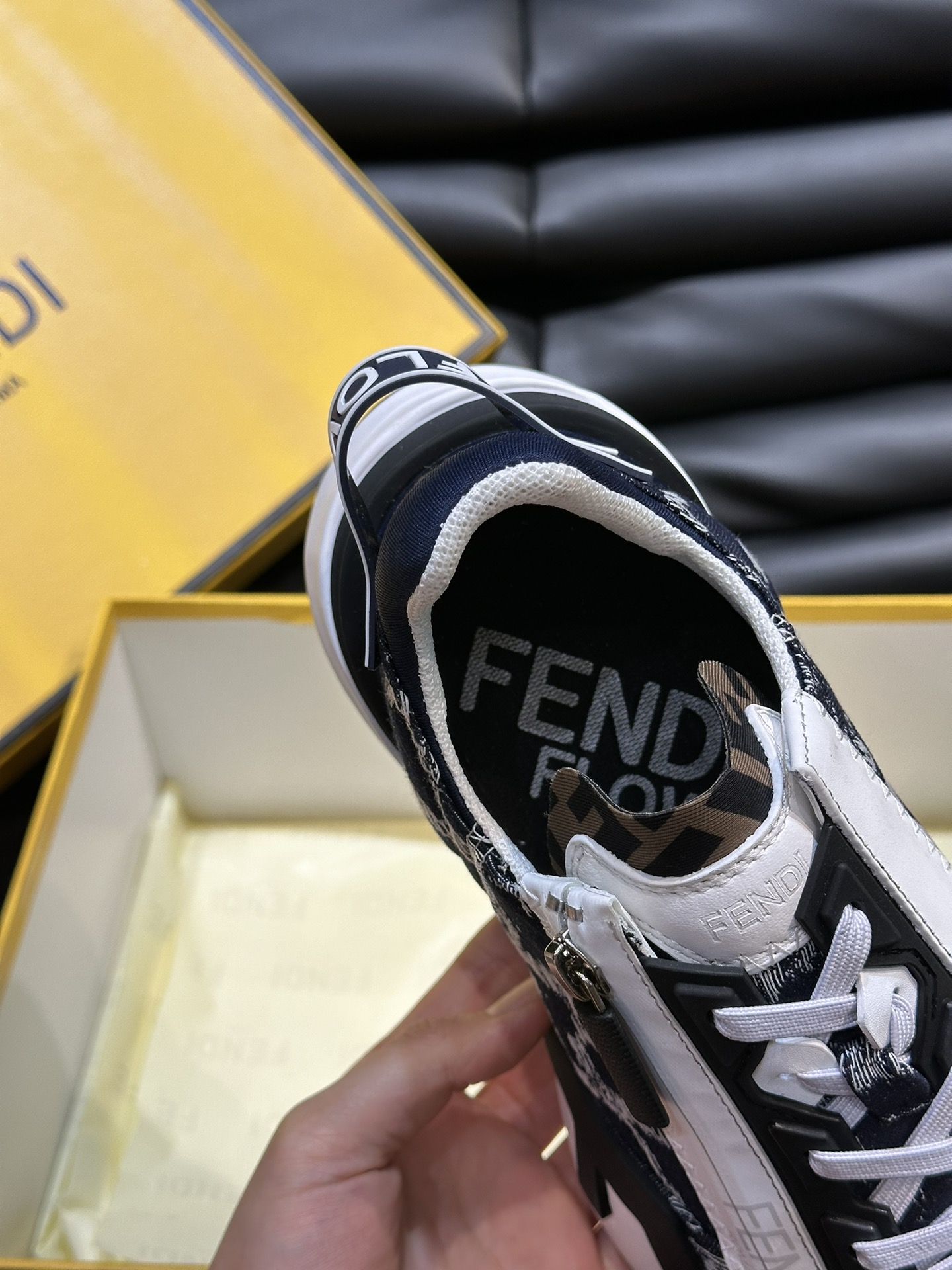 Fend*Flow男士休闲运动鞋搭配松紧带侧拉链刻有F的波纹鞋底鞋跟饰有凸纹FendiFlow字样高科技