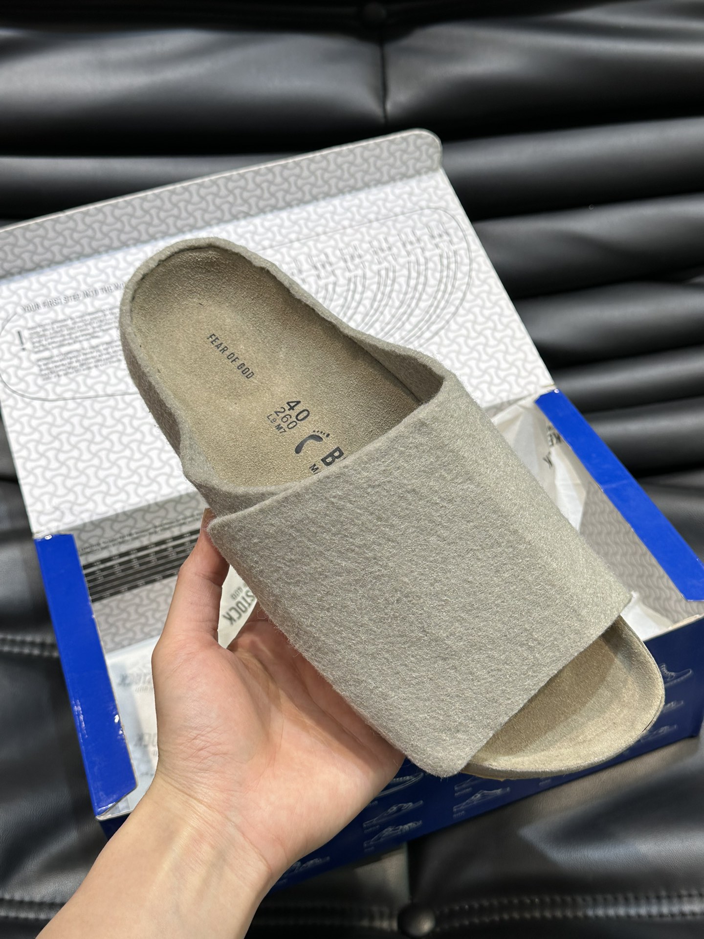 FearofGod️BIRKENSTOCK联名勃肯系列拖鞋！脚背双交叉魔术带设计极简主义舒适度极佳！勃肯