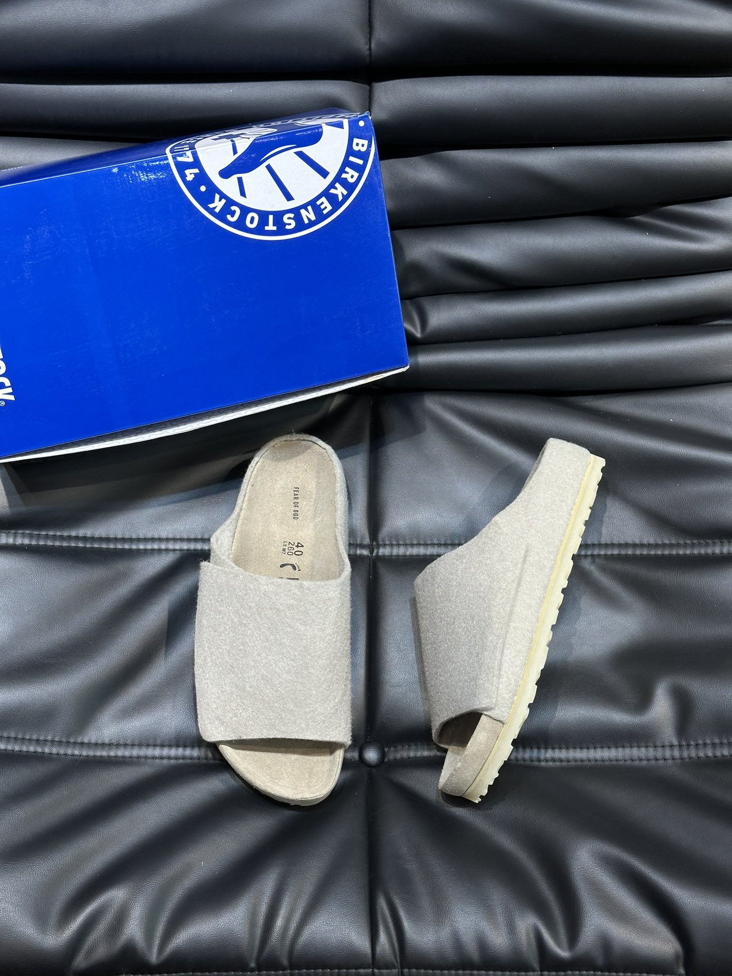 FearofGod️BIRKENSTOCK联名勃肯系列拖鞋！脚背双交叉魔术带设计极简主义舒适度极佳！勃肯