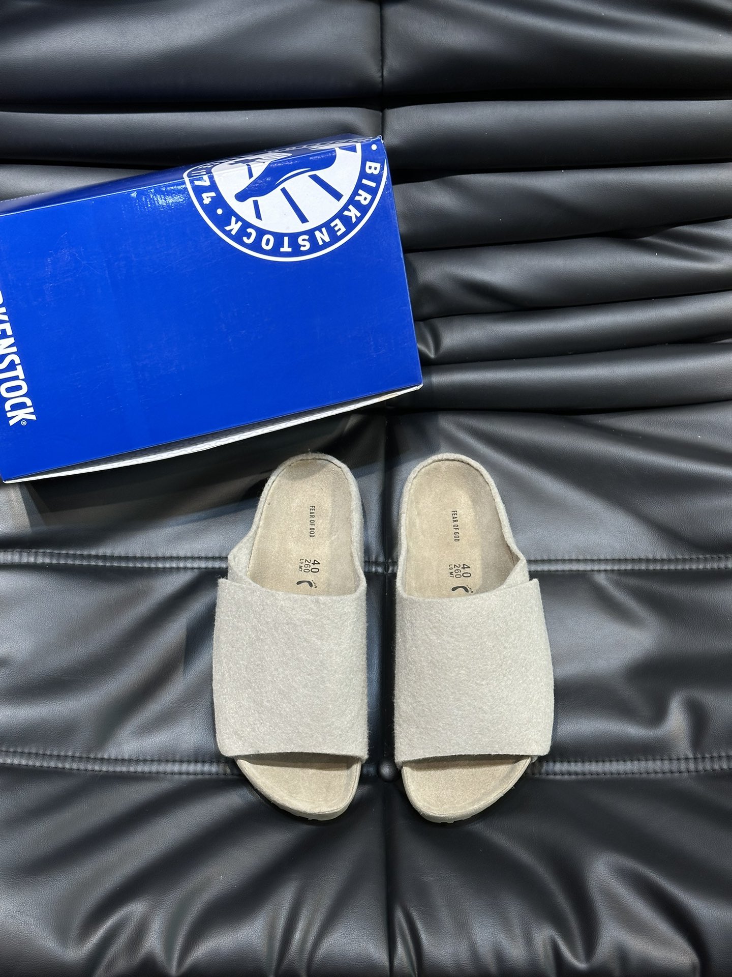 FearofGod️BIRKENSTOCK联名勃肯系列拖鞋！脚背双交叉魔术带设计极简主义舒适度极佳！勃肯