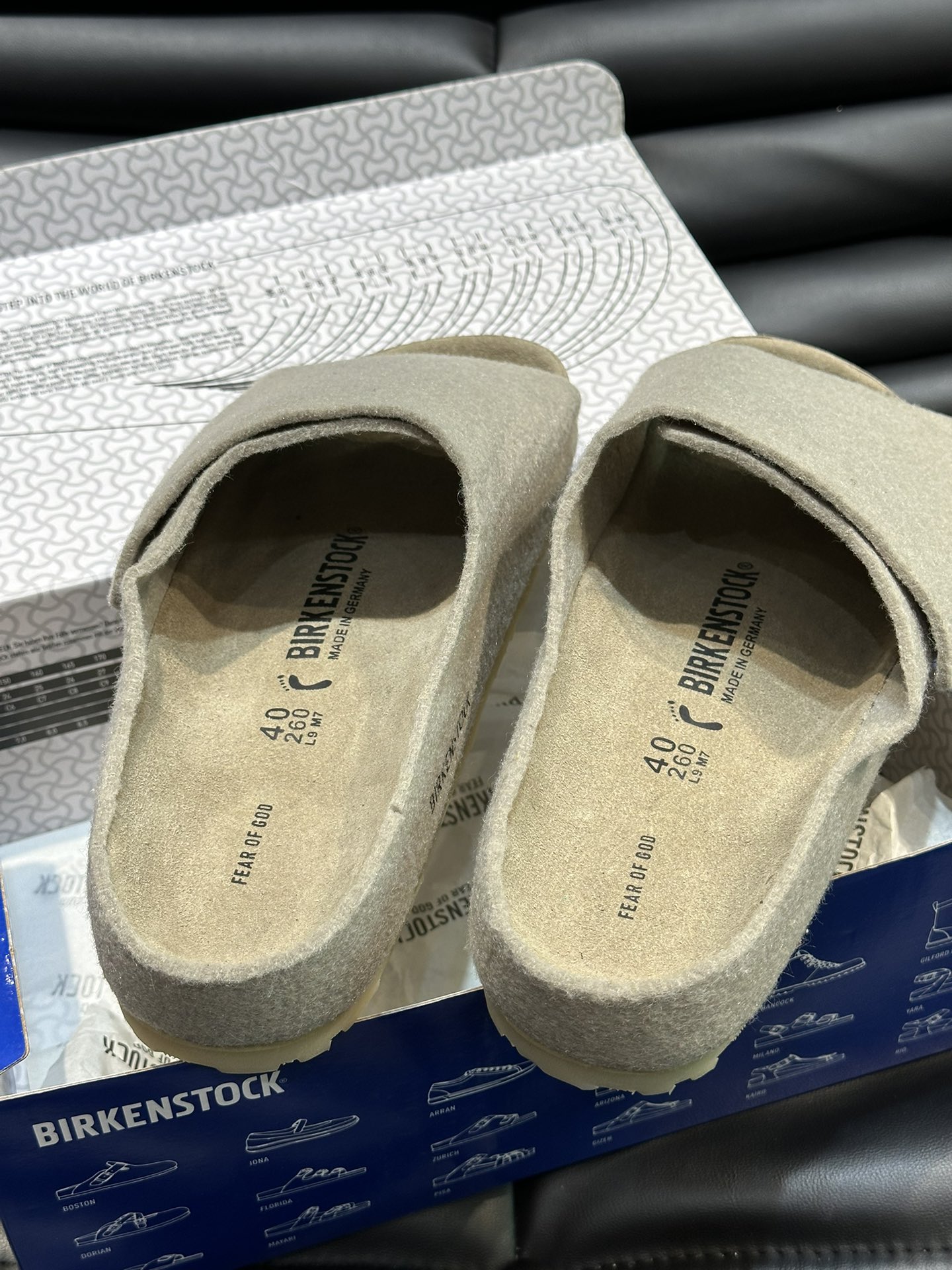 FearofGod️BIRKENSTOCK联名勃肯系列拖鞋！脚背双交叉魔术带设计极简主义舒适度极佳！勃肯