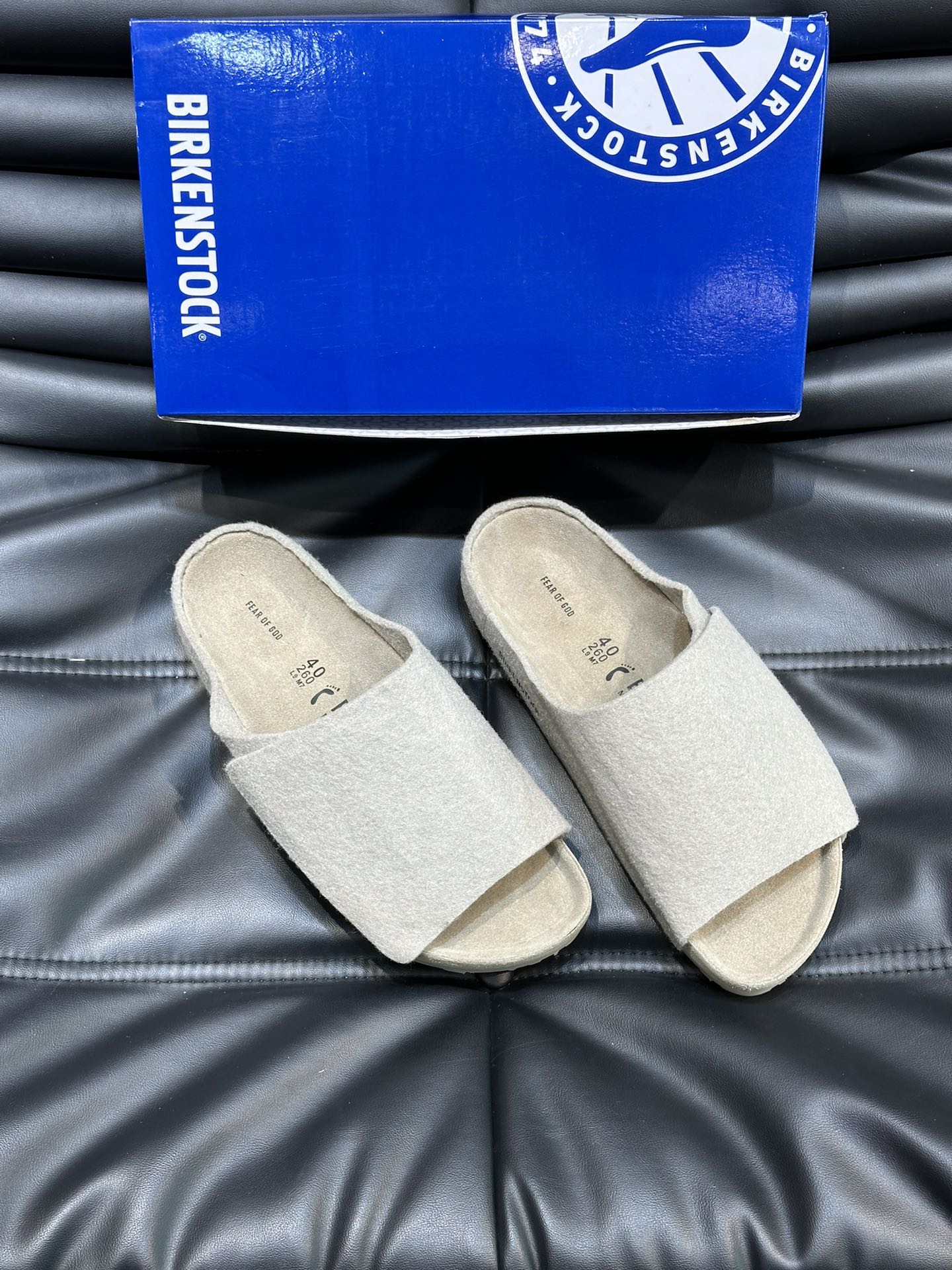 FearofGod️BIRKENSTOCK联名勃肯系列拖鞋！脚背双交叉魔术带设计极简主义舒适度极佳！勃肯