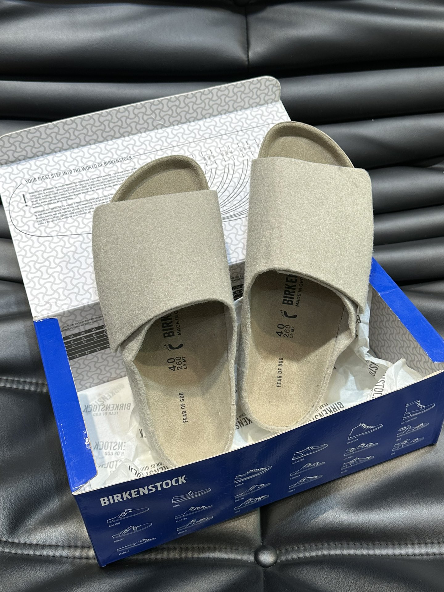 FearofGod️BIRKENSTOCK联名勃肯系列拖鞋！脚背双交叉魔术带设计极简主义舒适度极佳！勃肯