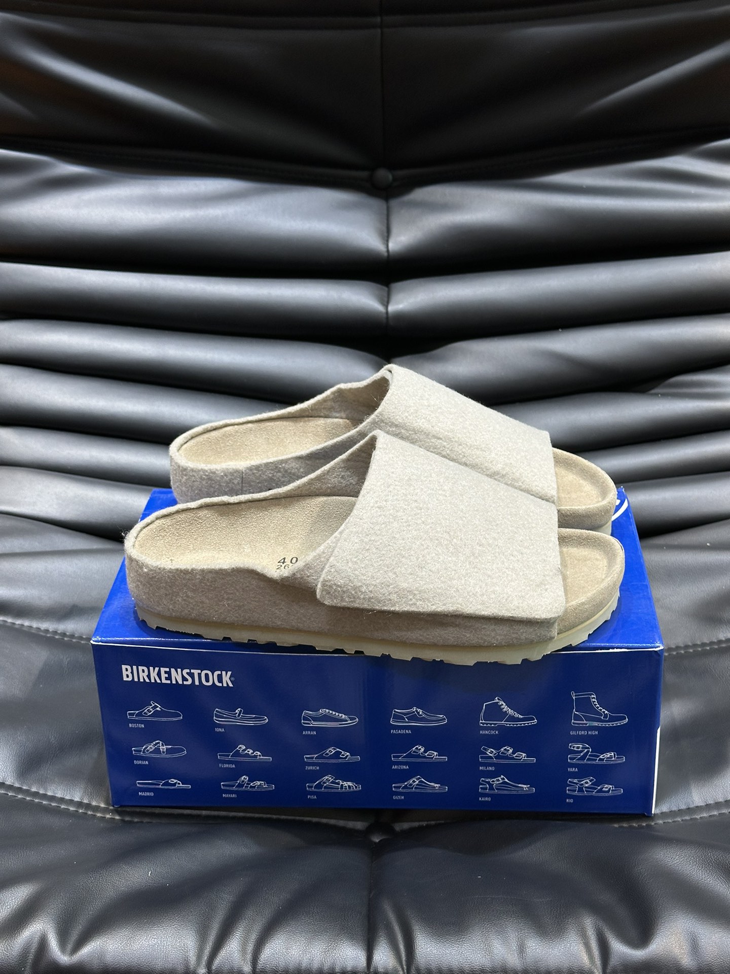 FearofGod️BIRKENSTOCK联名勃肯系列拖鞋！脚背双交叉魔术带设计极简主义舒适度极佳！勃肯