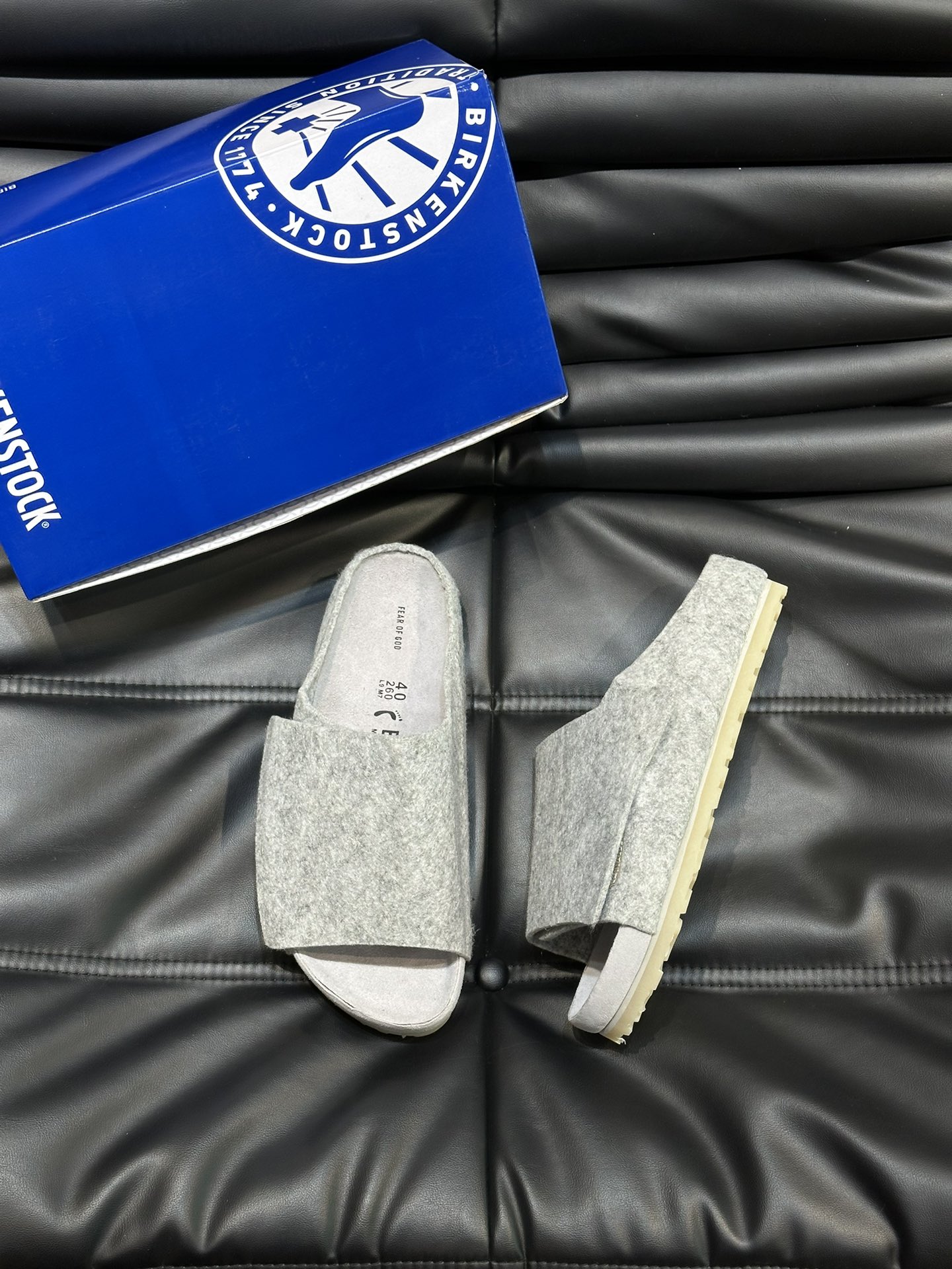 FearofGod️BIRKENSTOCK联名勃肯系列拖鞋！脚背双交叉魔术带设计极简主义舒适度极佳！勃肯