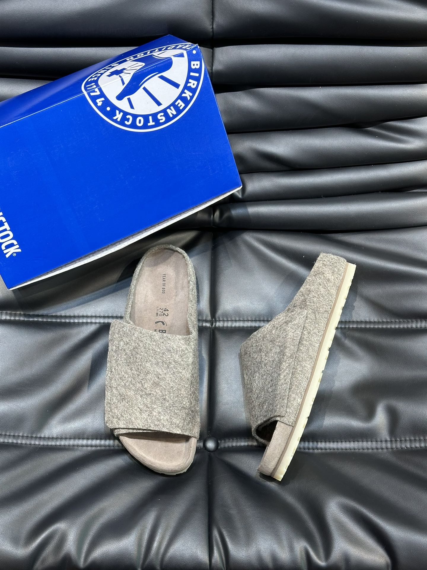 FearofGod️BIRKENSTOCK联名勃肯系列拖鞋！脚背双交叉魔术带设计极简主义舒适度极佳！勃肯