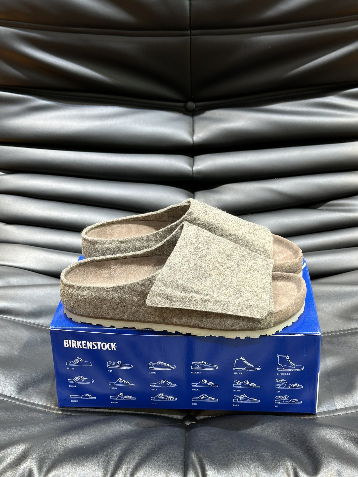 FearofGod️BIRKENSTOCK联名勃肯系列拖鞋！脚背双交叉魔术带设计极简主义舒适度极佳！勃肯