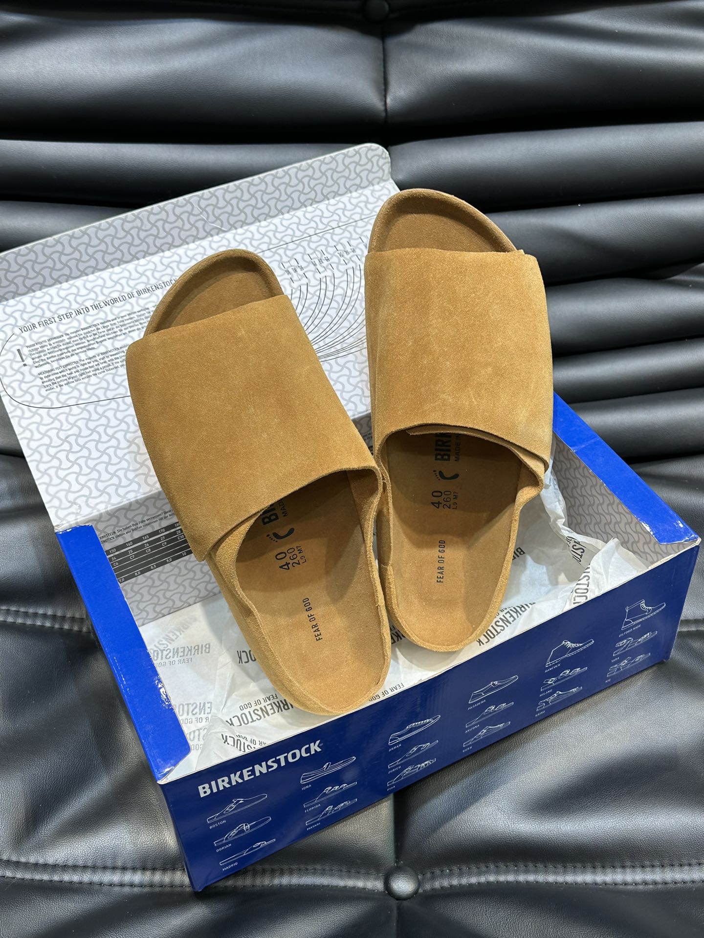 FearofGod️BIRKENSTOCK联名勃肯系列拖鞋！脚背双交叉魔术带设计极简主义舒适度极佳！勃肯