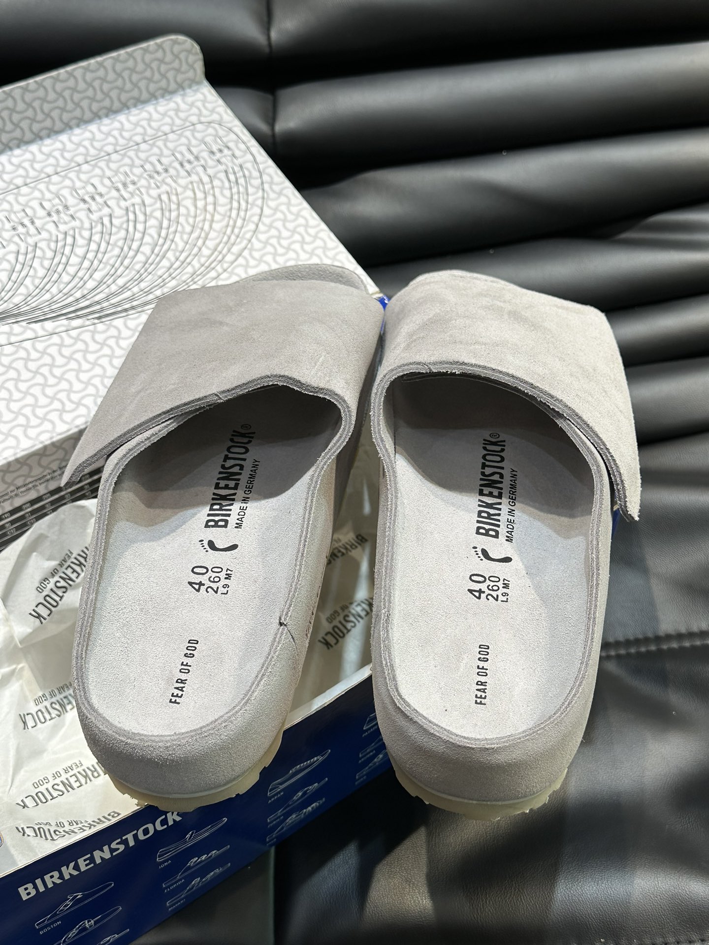 FearofGod️BIRKENSTOCK联名勃肯系列拖鞋！脚背双交叉魔术带设计极简主义舒适度极佳！勃肯