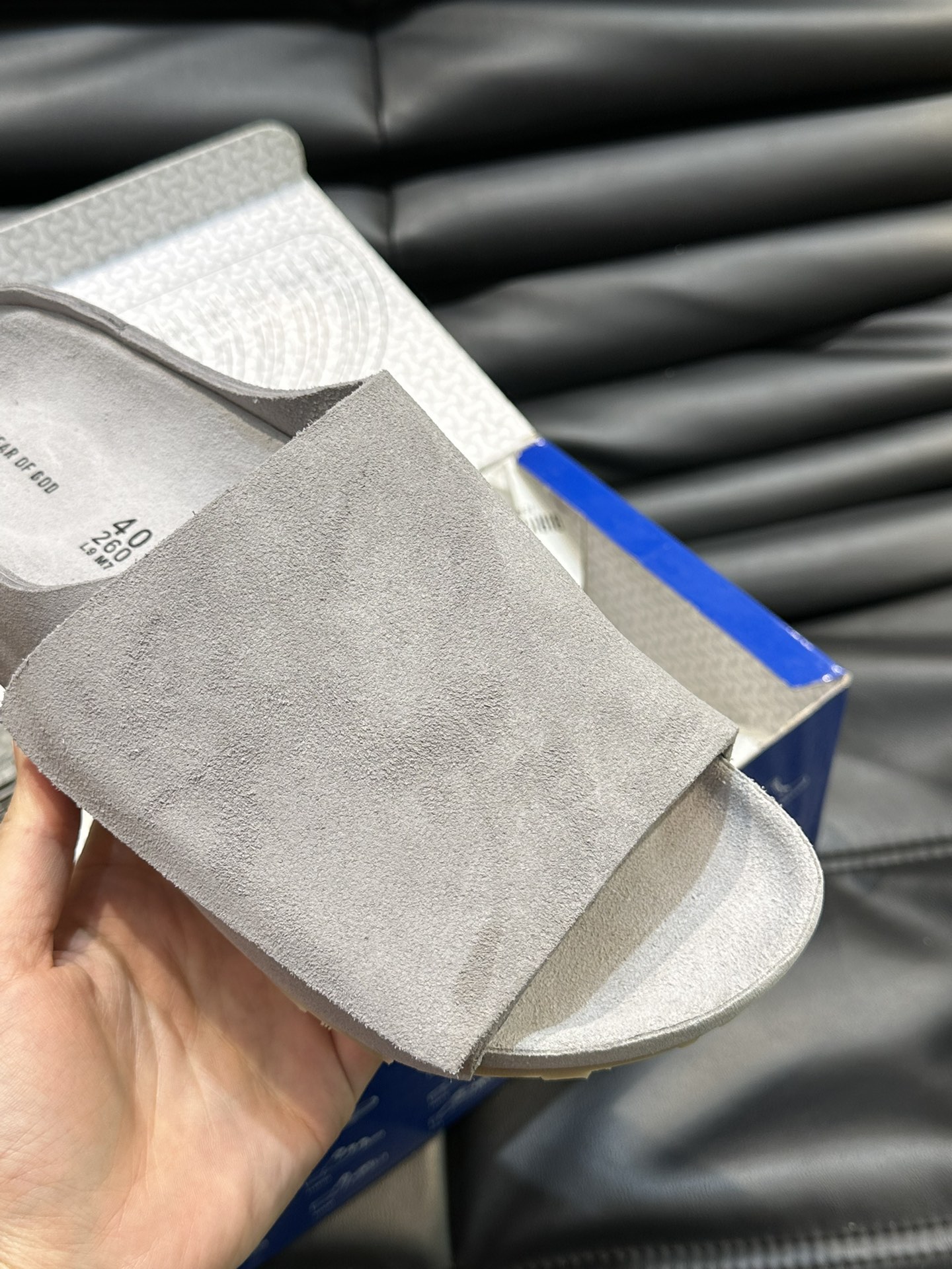 FearofGod️BIRKENSTOCK联名勃肯系列拖鞋！脚背双交叉魔术带设计极简主义舒适度极佳！勃肯