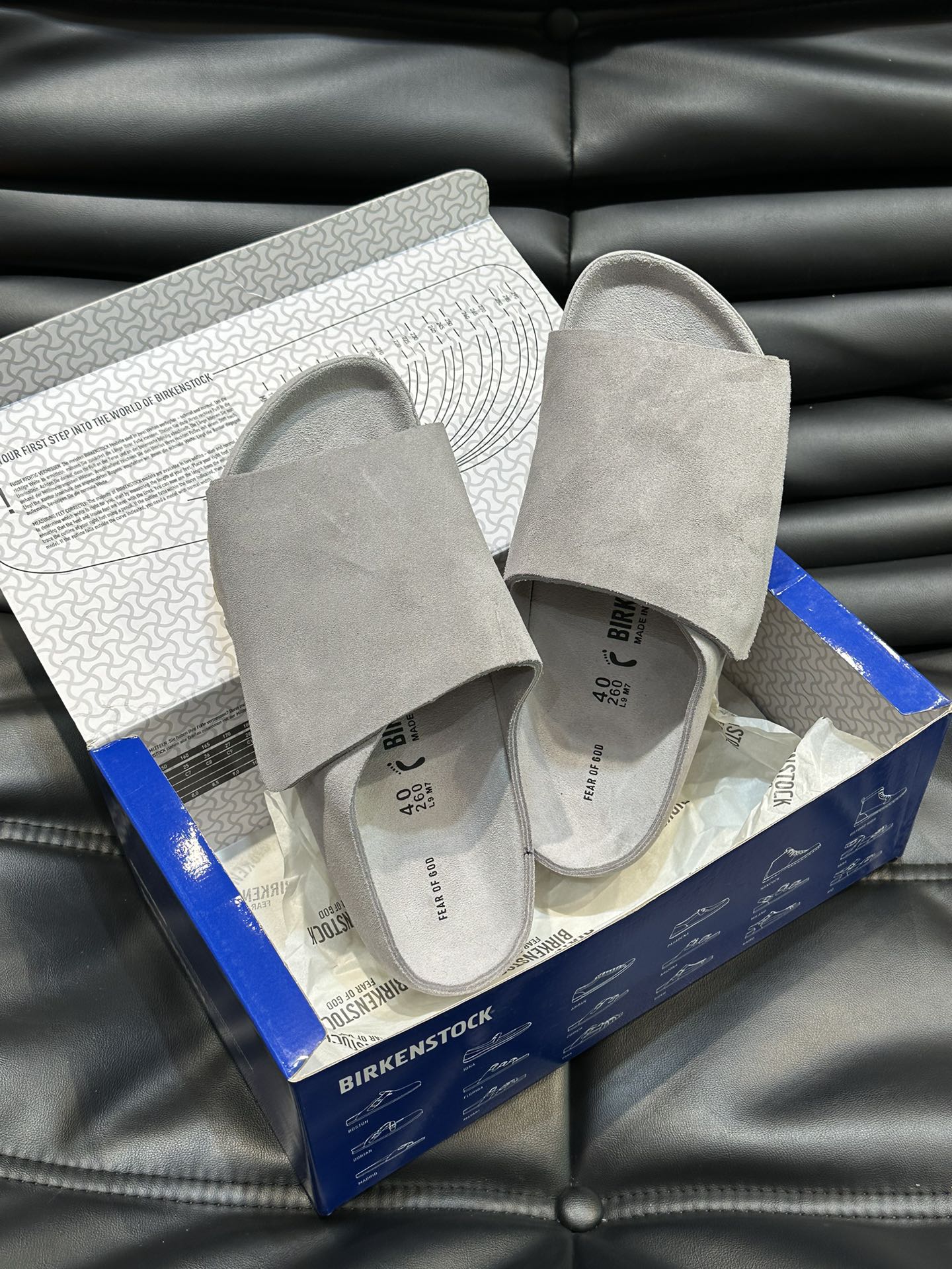 FearofGod️BIRKENSTOCK联名勃肯系列拖鞋！脚背双交叉魔术带设计极简主义舒适度极佳！勃肯