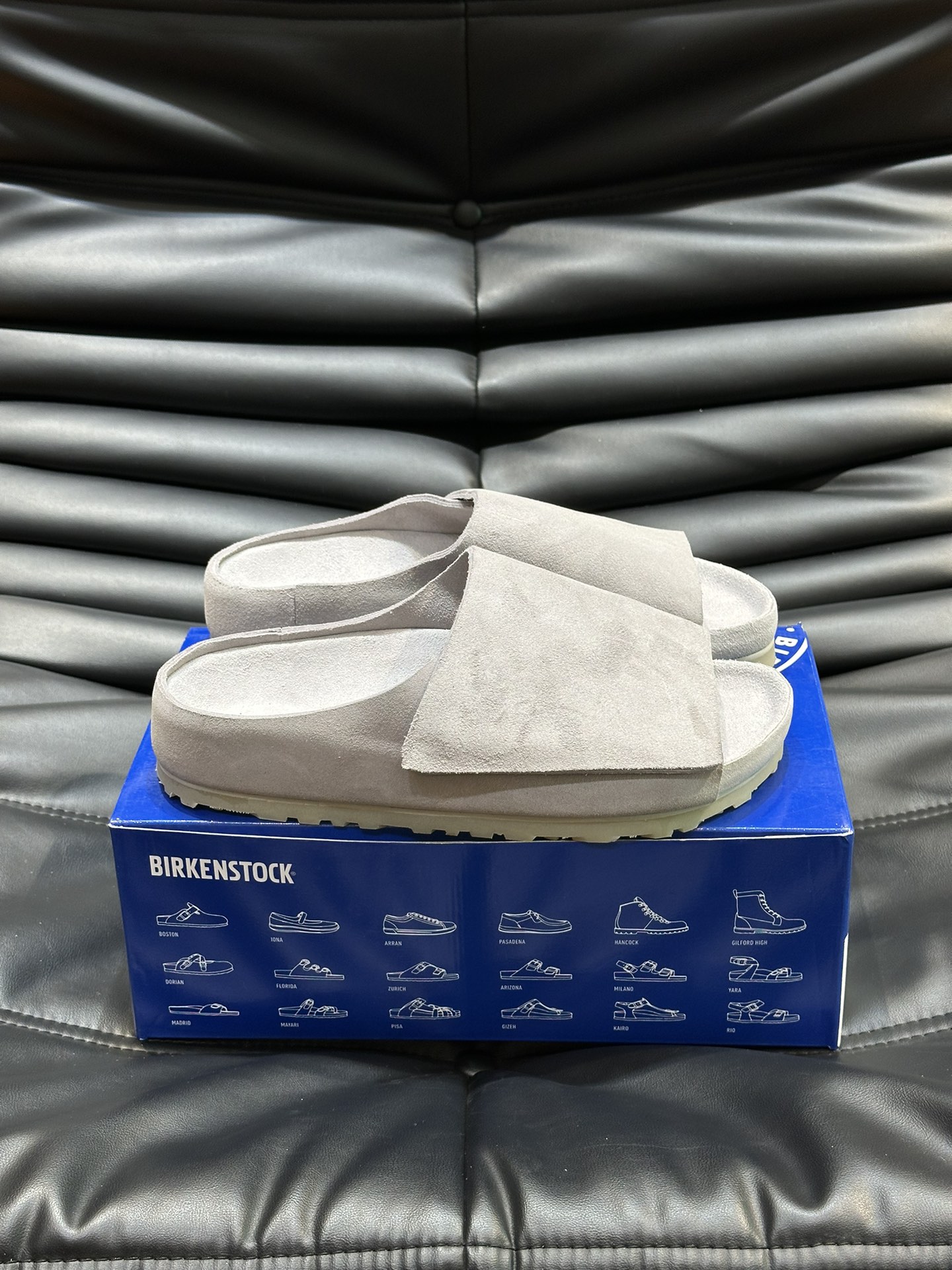 FearofGod️BIRKENSTOCK联名勃肯系列拖鞋！脚背双交叉魔术带设计极简主义舒适度极佳！勃肯