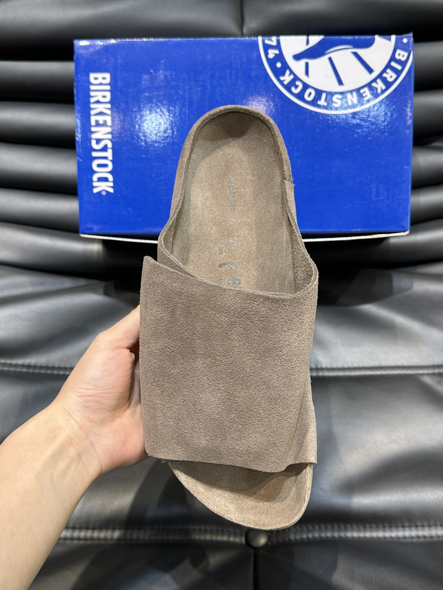 FearofGod️BIRKENSTOCK联名勃肯系列拖鞋！脚背双交叉魔术带设计极简主义舒适度极佳！勃肯