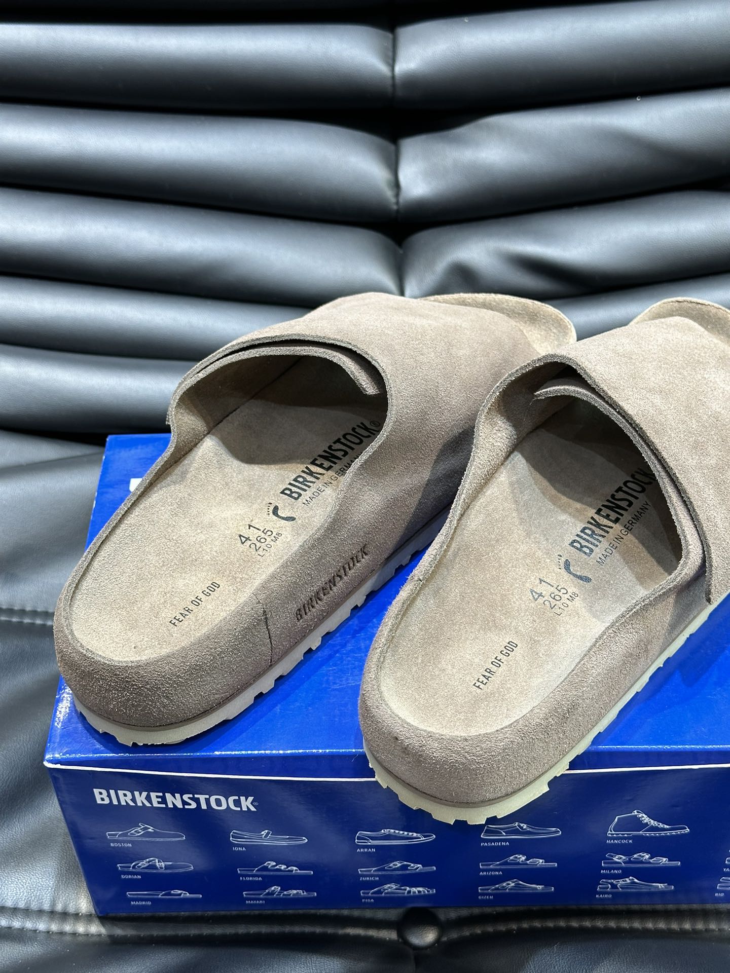 FearofGod️BIRKENSTOCK联名勃肯系列拖鞋！脚背双交叉魔术带设计极简主义舒适度极佳！勃肯