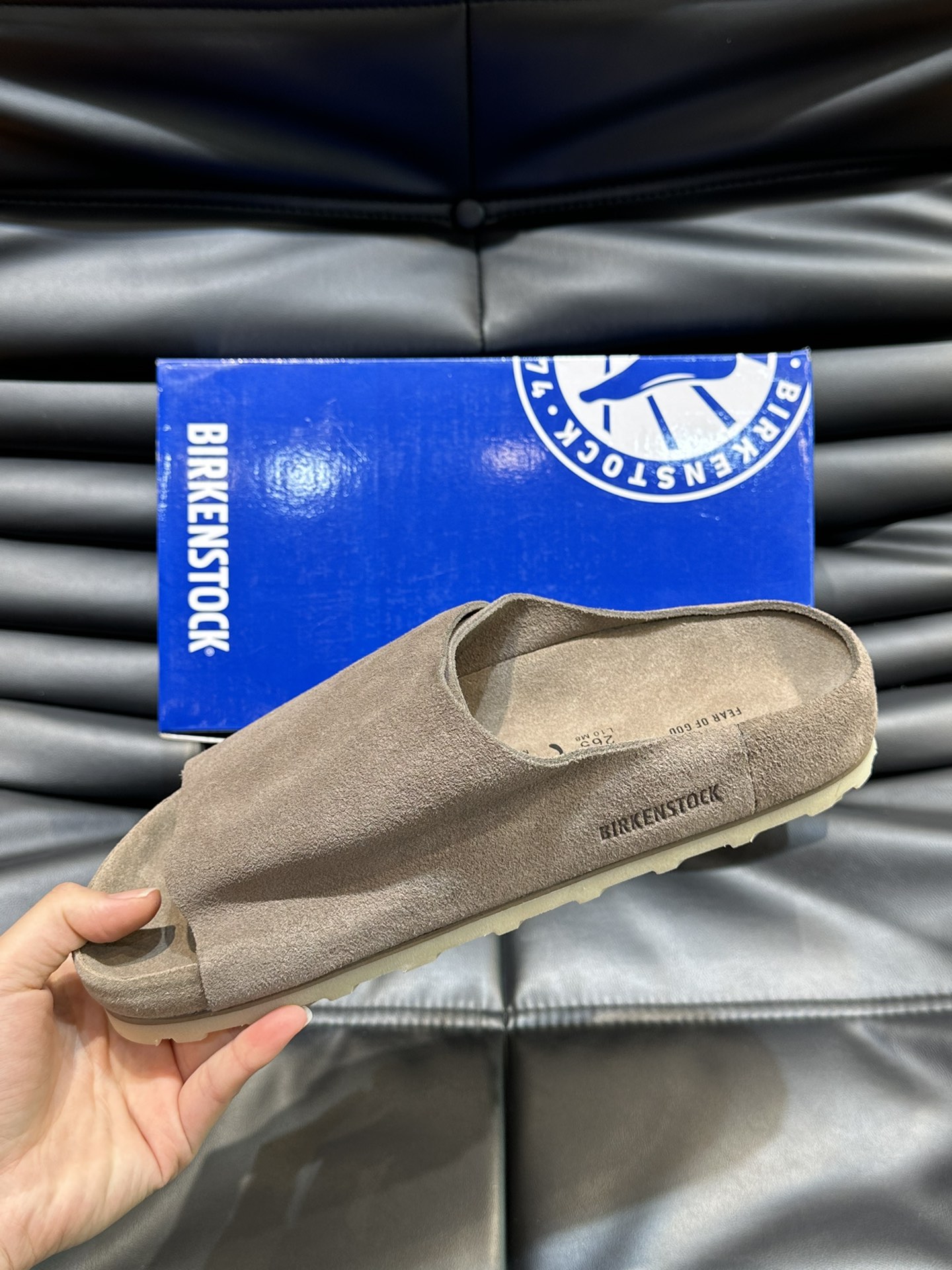 FearofGod️BIRKENSTOCK联名勃肯系列拖鞋！脚背双交叉魔术带设计极简主义舒适度极佳！勃肯