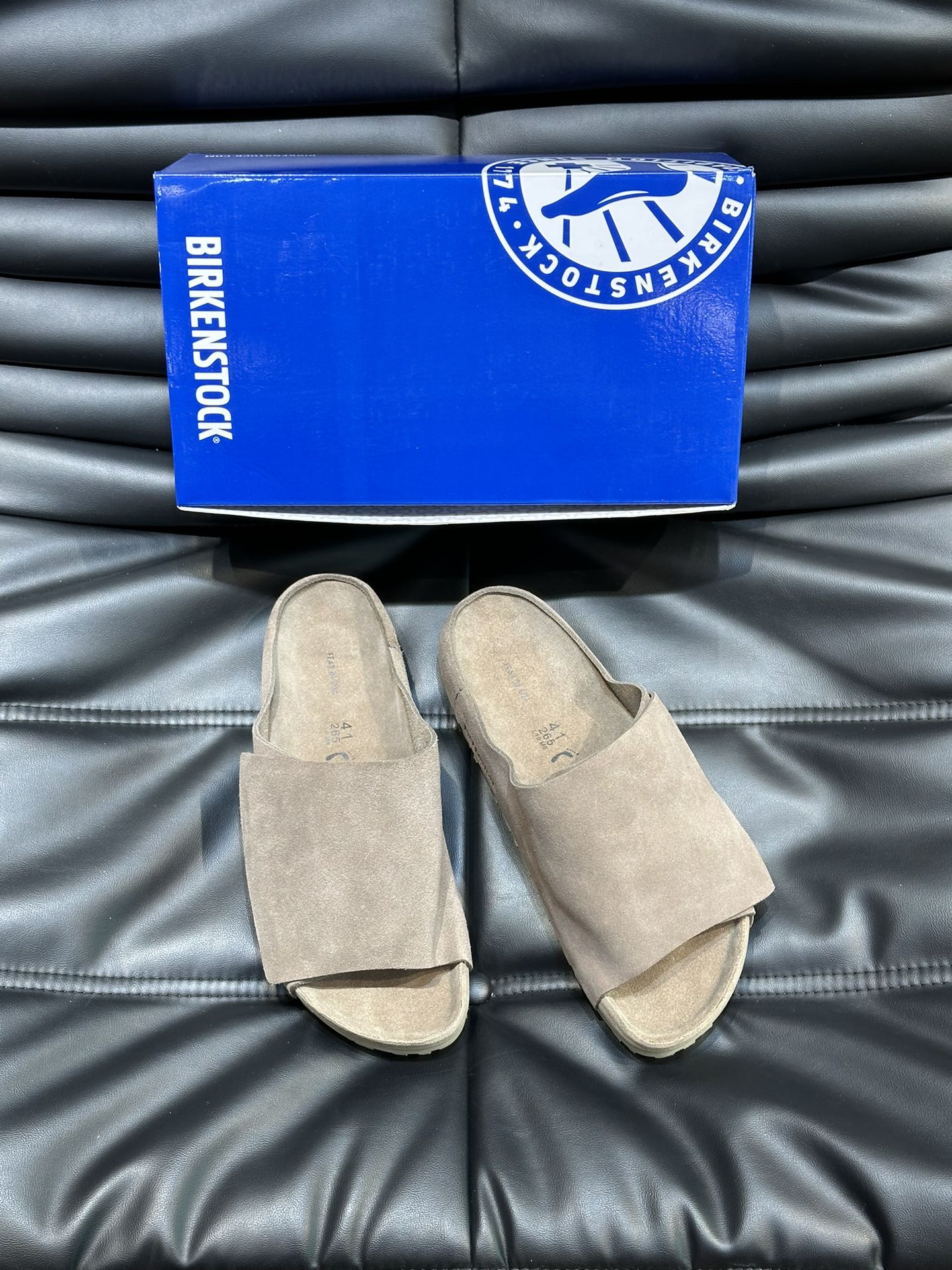 FearofGod️BIRKENSTOCK联名勃肯系列拖鞋！脚背双交叉魔术带设计极简主义舒适度极佳！勃肯