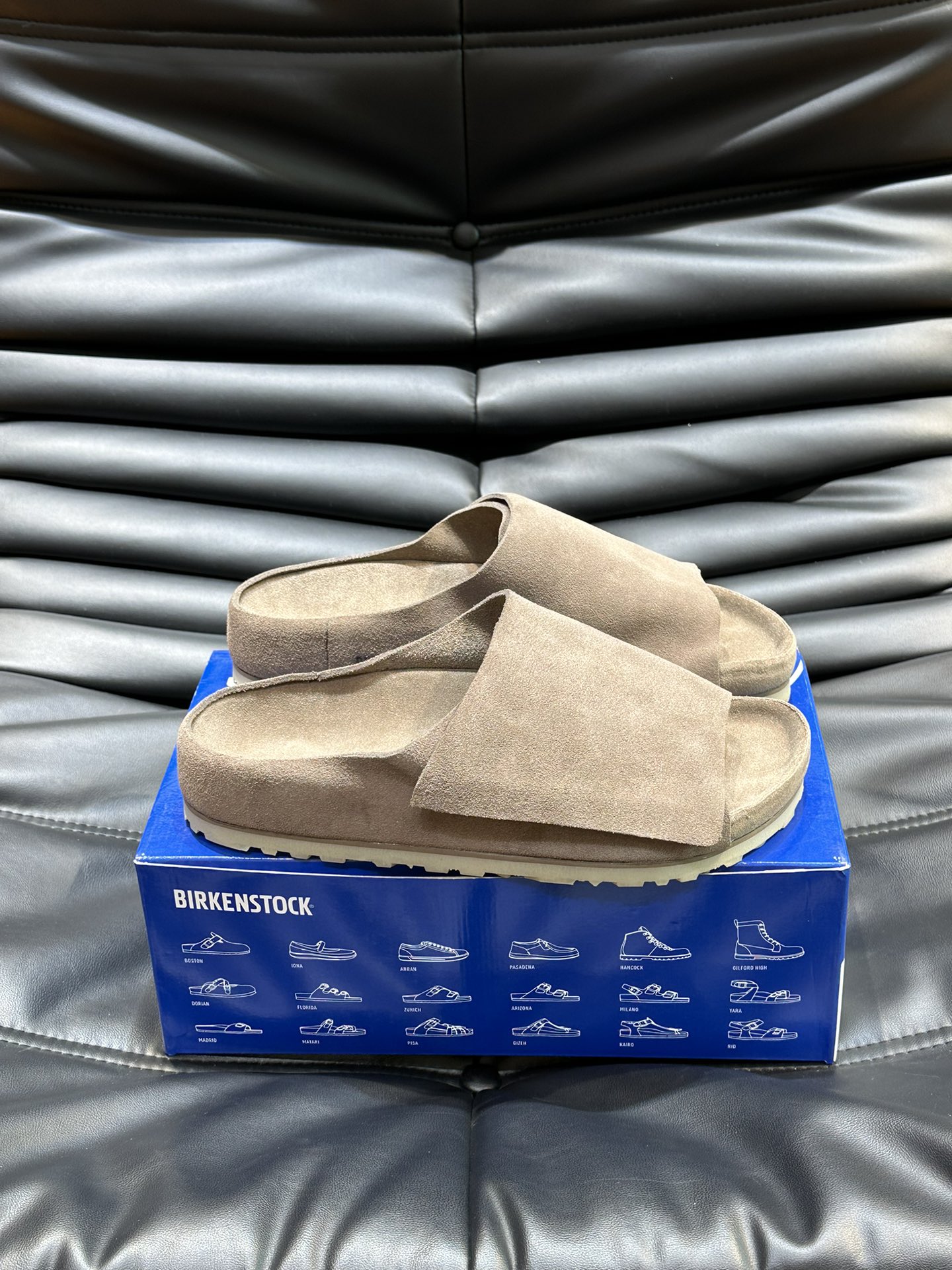 FearofGod️BIRKENSTOCK联名勃肯系列拖鞋！脚背双交叉魔术带设计极简主义舒适度极佳！勃肯