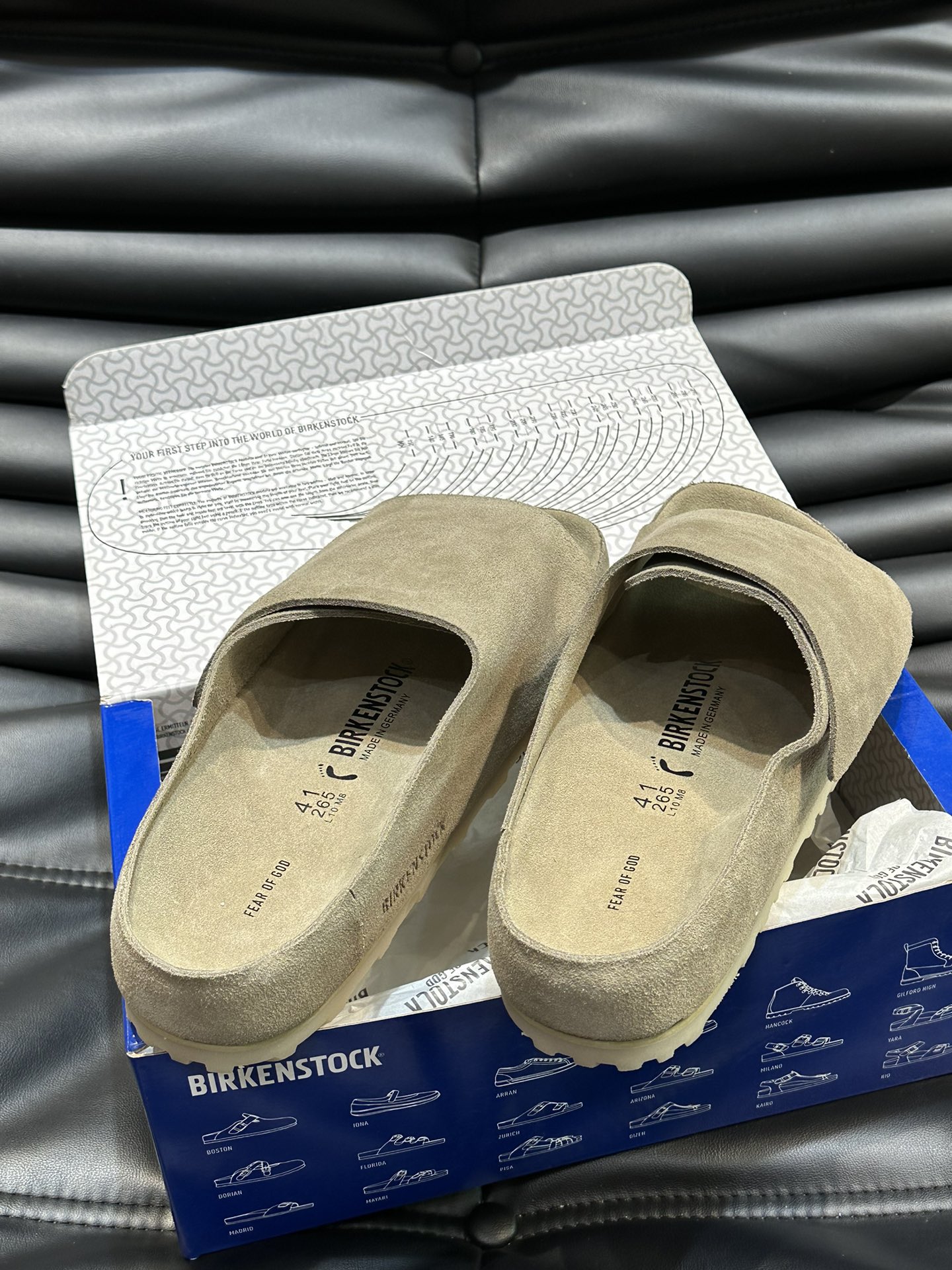 FearofGod️BIRKENSTOCK联名勃肯系列拖鞋！脚背双交叉魔术带设计极简主义舒适度极佳！勃肯