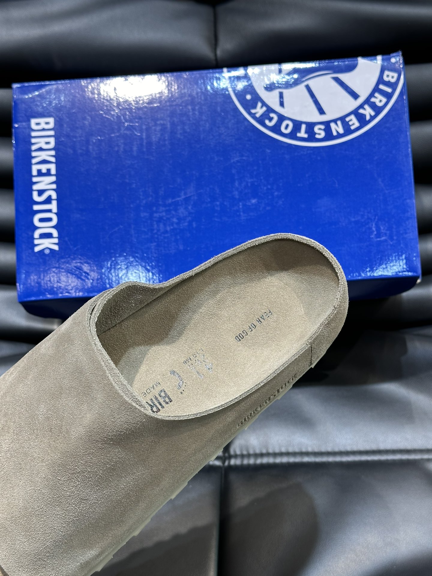 FearofGod️BIRKENSTOCK联名勃肯系列拖鞋！脚背双交叉魔术带设计极简主义舒适度极佳！勃肯