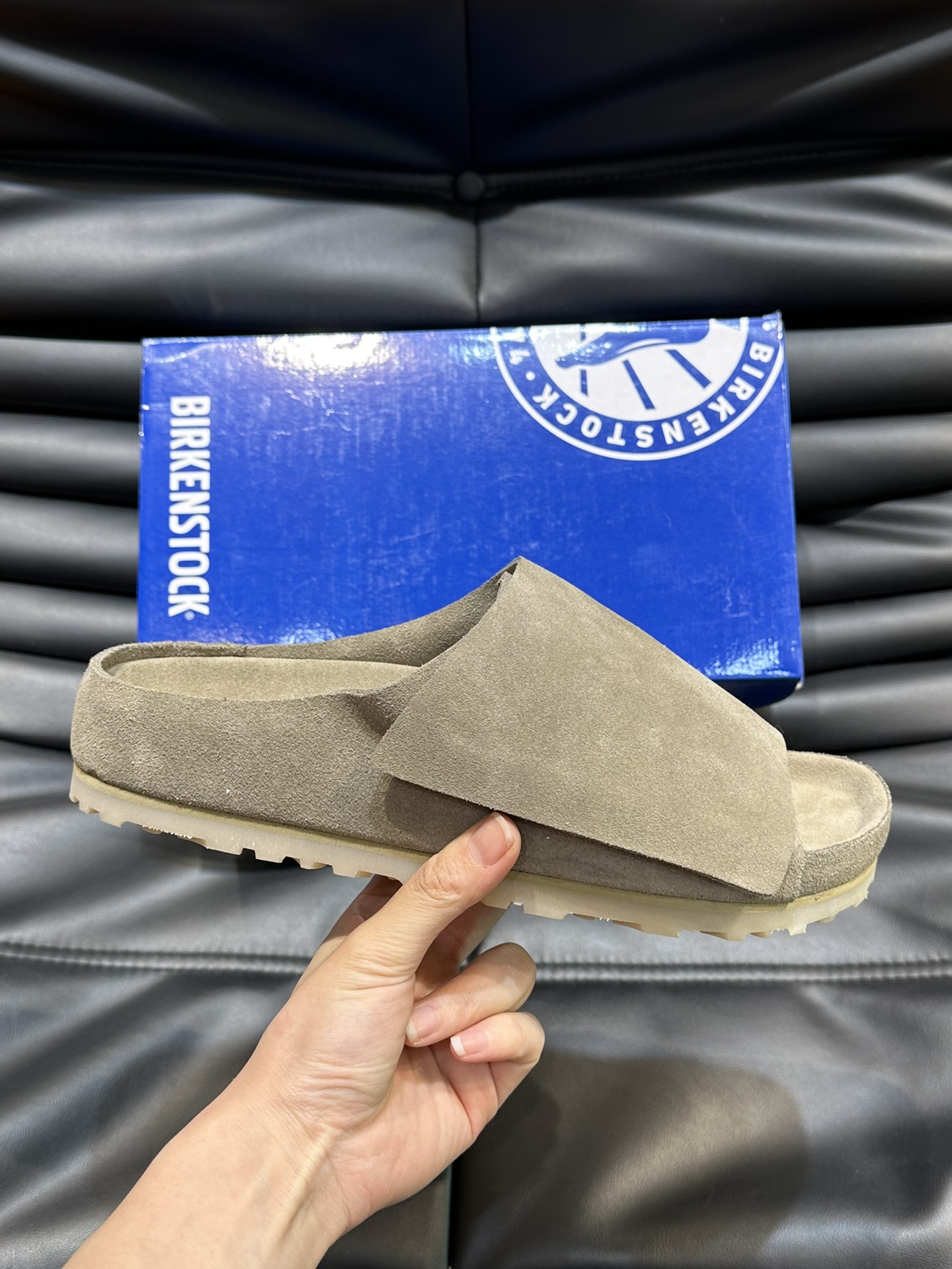 FearofGod️BIRKENSTOCK联名勃肯系列拖鞋！脚背双交叉魔术带设计极简主义舒适度极佳！勃肯