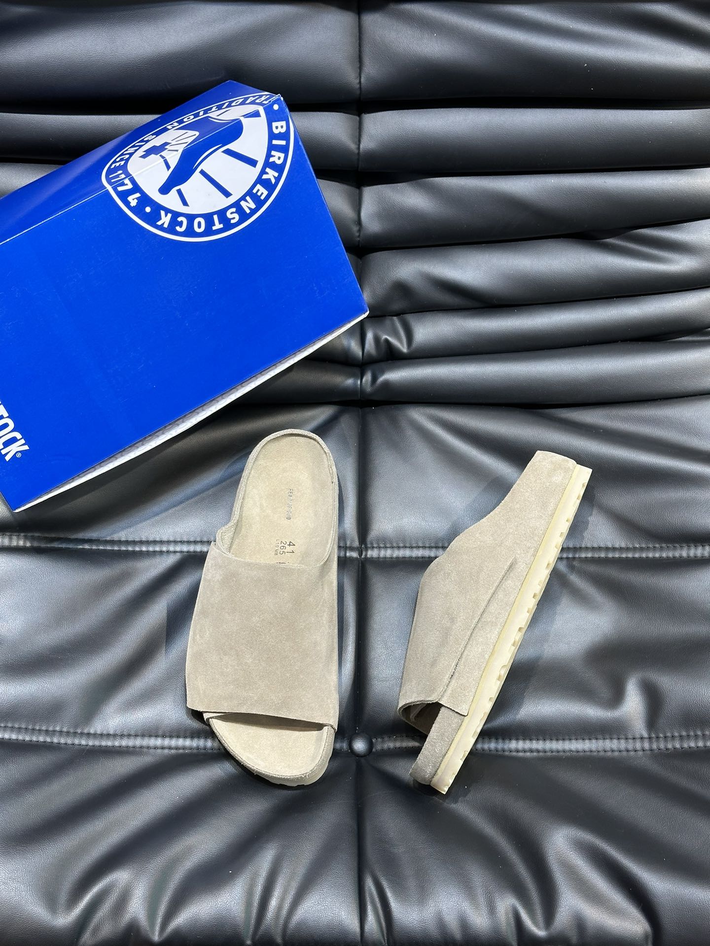 FearofGod️BIRKENSTOCK联名勃肯系列拖鞋！脚背双交叉魔术带设计极简主义舒适度极佳！勃肯