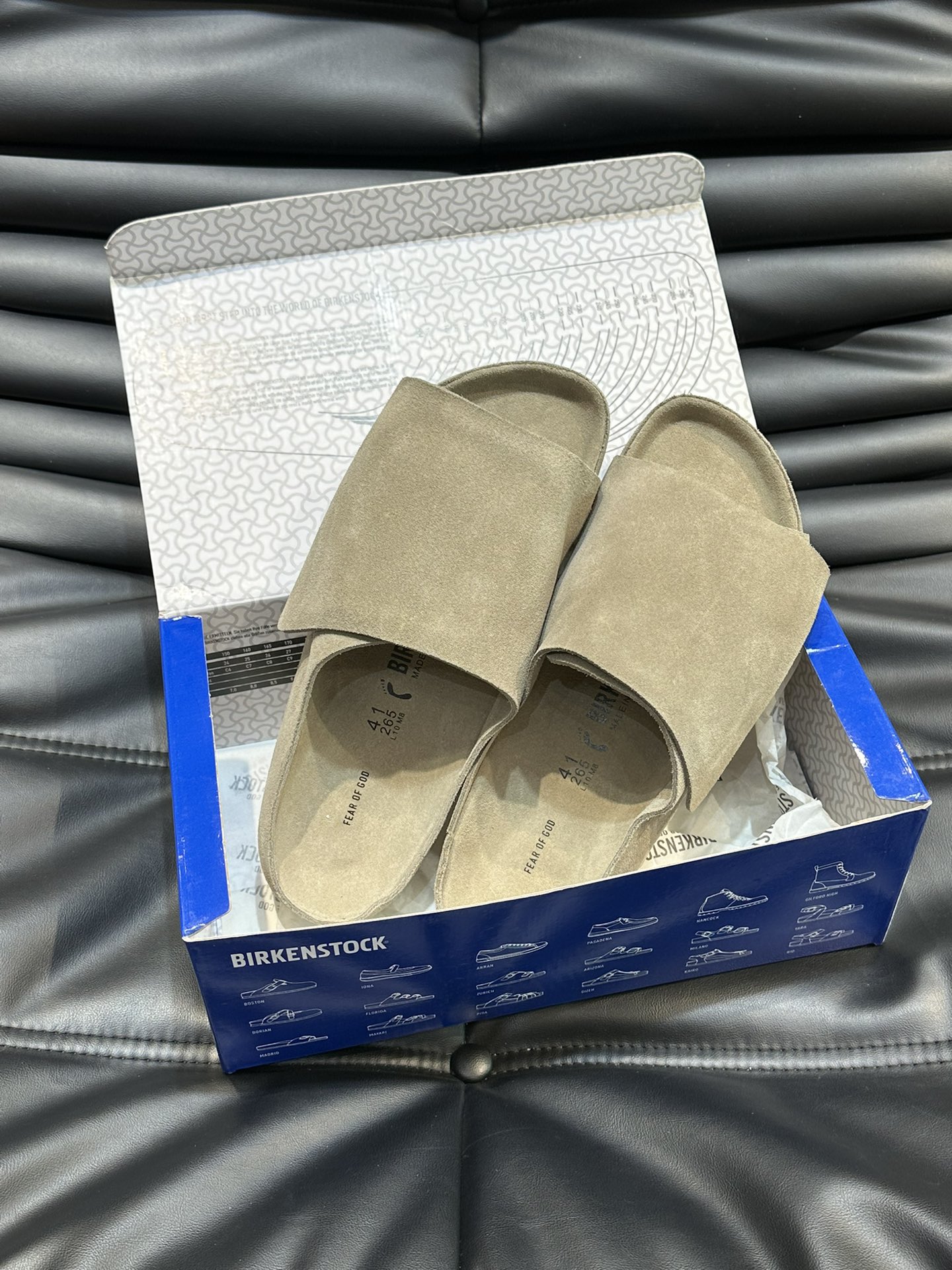 FearofGod️BIRKENSTOCK联名勃肯系列拖鞋！脚背双交叉魔术带设计极简主义舒适度极佳！勃肯