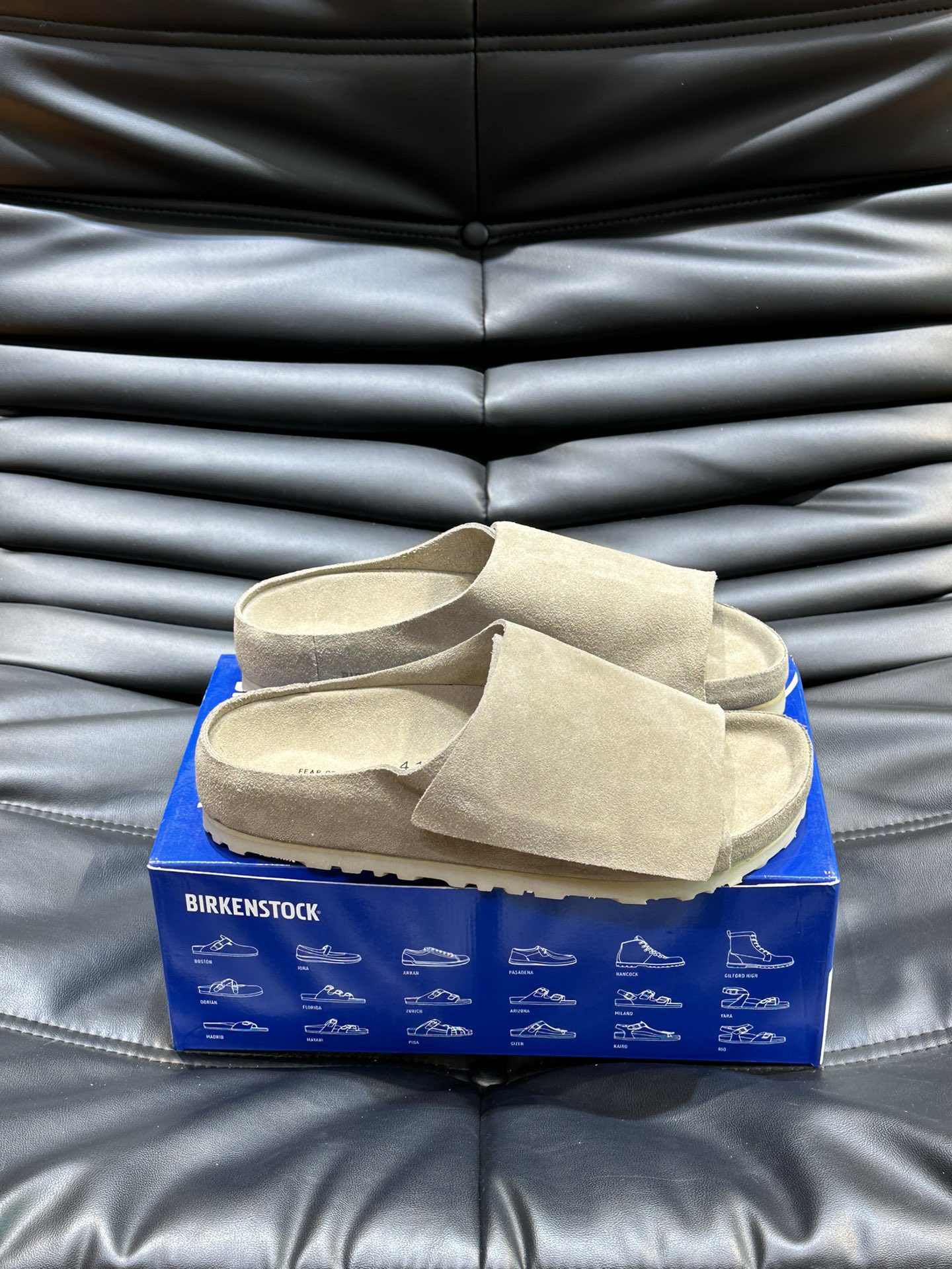 FearofGod️BIRKENSTOCK联名勃肯系列拖鞋！脚背双交叉魔术带设计极简主义舒适度极佳！勃肯