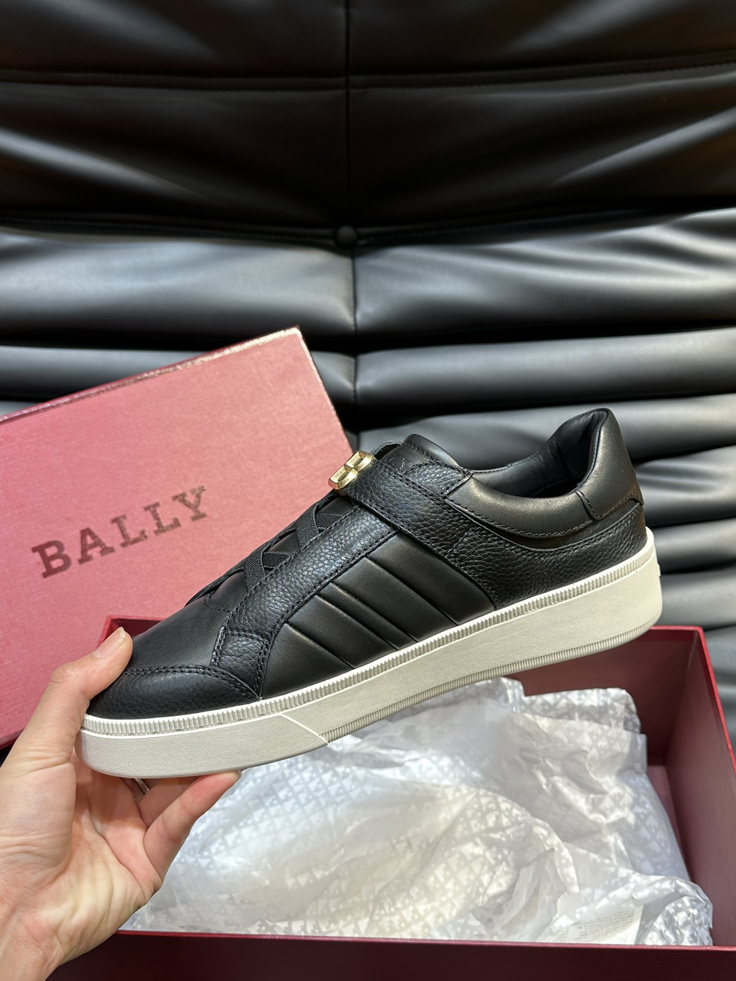 Bally/巴利新款男士休闲运动鞋莞产猛货采用光滑小牛皮拼接粒面牛皮鞋面套脚魔术贴调节设计并饰有金色“B