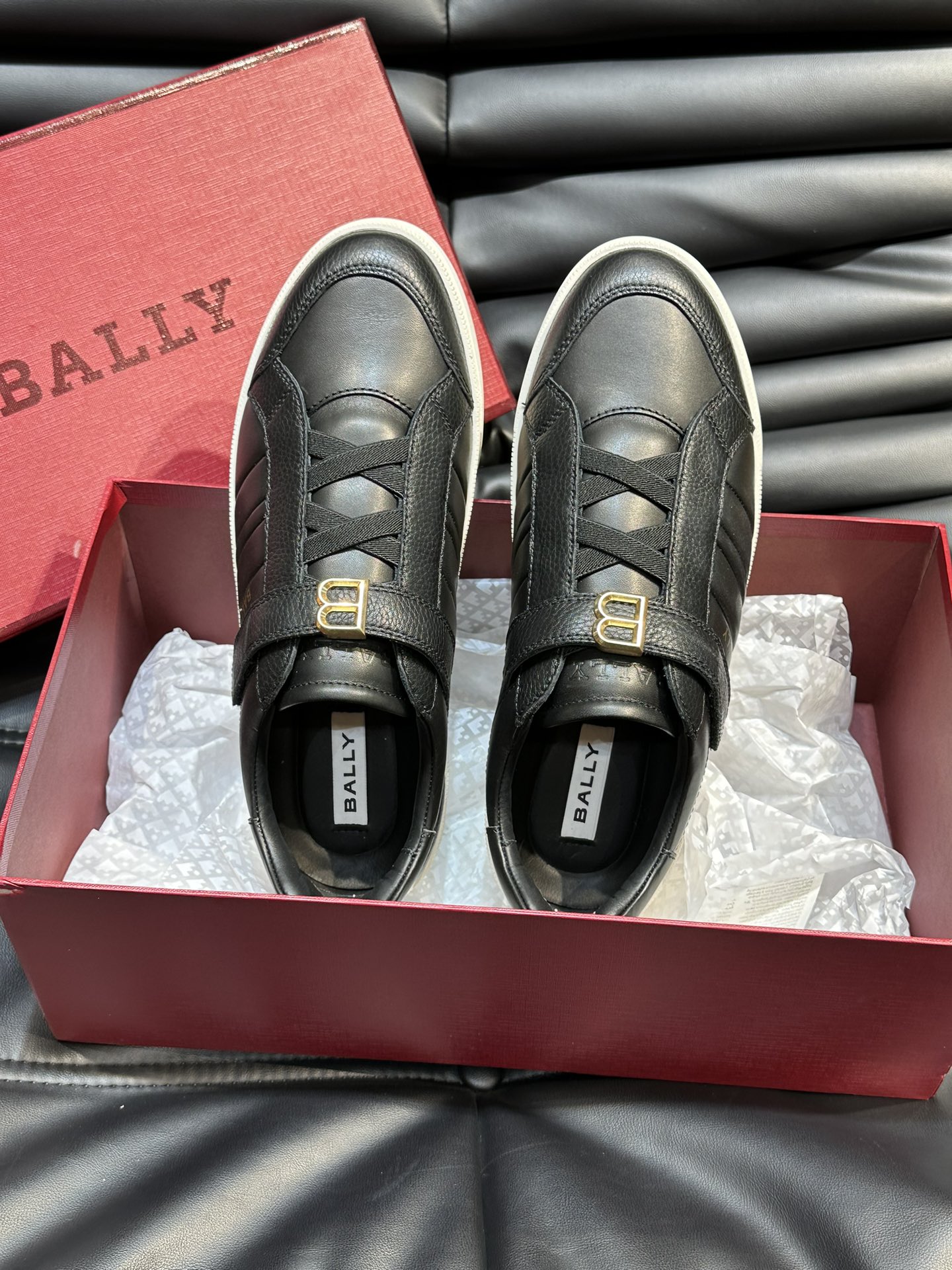 Bally/巴利新款男士休闲运动鞋莞产猛货采用光滑小牛皮拼接粒面牛皮鞋面套脚魔术贴调节设计并饰有金色“B