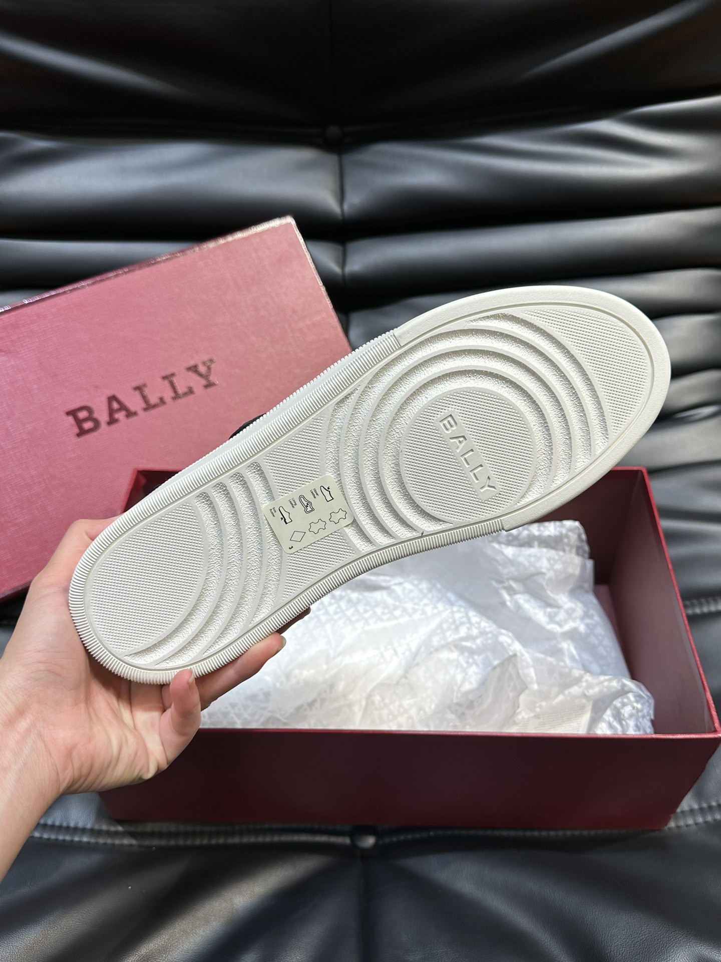 Bally/巴利新款男士休闲运动鞋莞产猛货采用光滑小牛皮拼接粒面牛皮鞋面套脚魔术贴调节设计并饰有金色“B