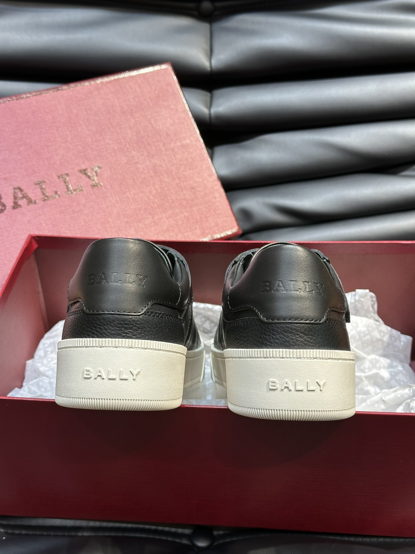 Bally/巴利新款男士休闲运动鞋莞产猛货采用光滑小牛皮拼接粒面牛皮鞋面套脚魔术贴调节设计并饰有金色“B