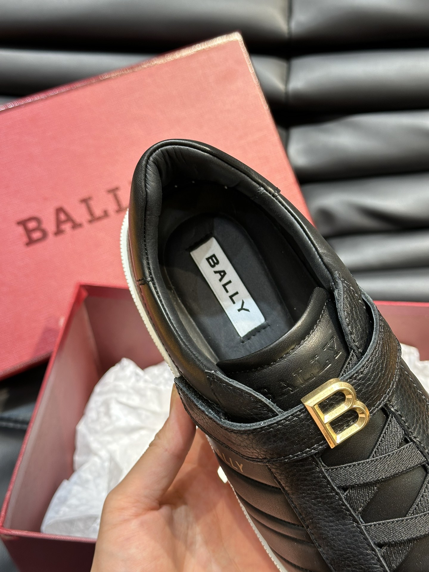 Bally/巴利新款男士休闲运动鞋莞产猛货采用光滑小牛皮拼接粒面牛皮鞋面套脚魔术贴调节设计并饰有金色“B