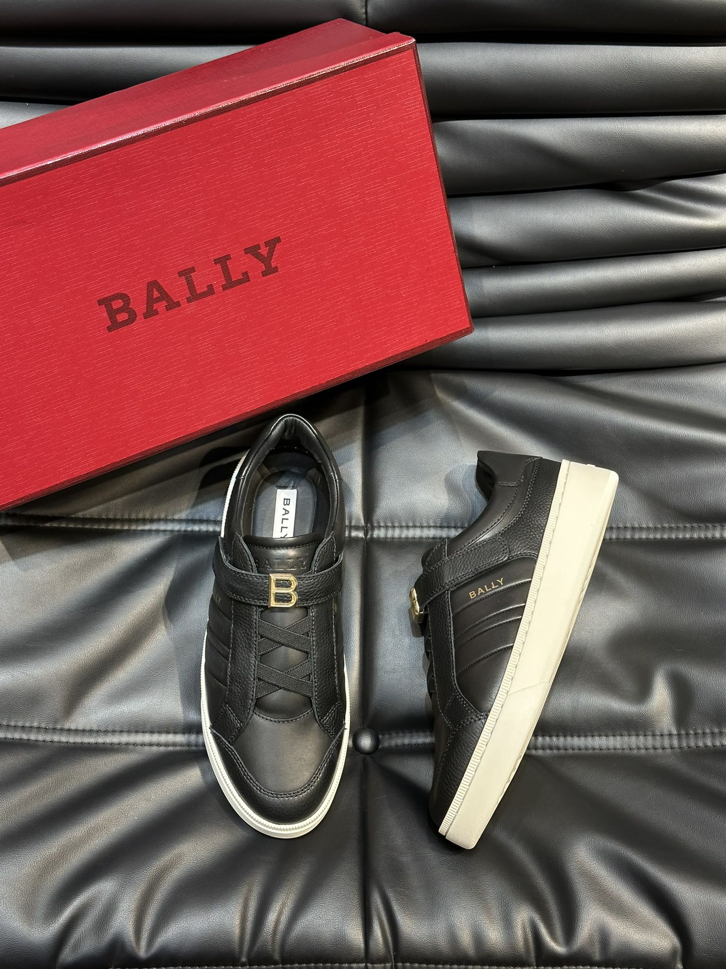 Bally/巴利新款男士休闲运动鞋莞产猛货采用光滑小牛皮拼接粒面牛皮鞋面套脚魔术贴调节设计并饰有金色“B