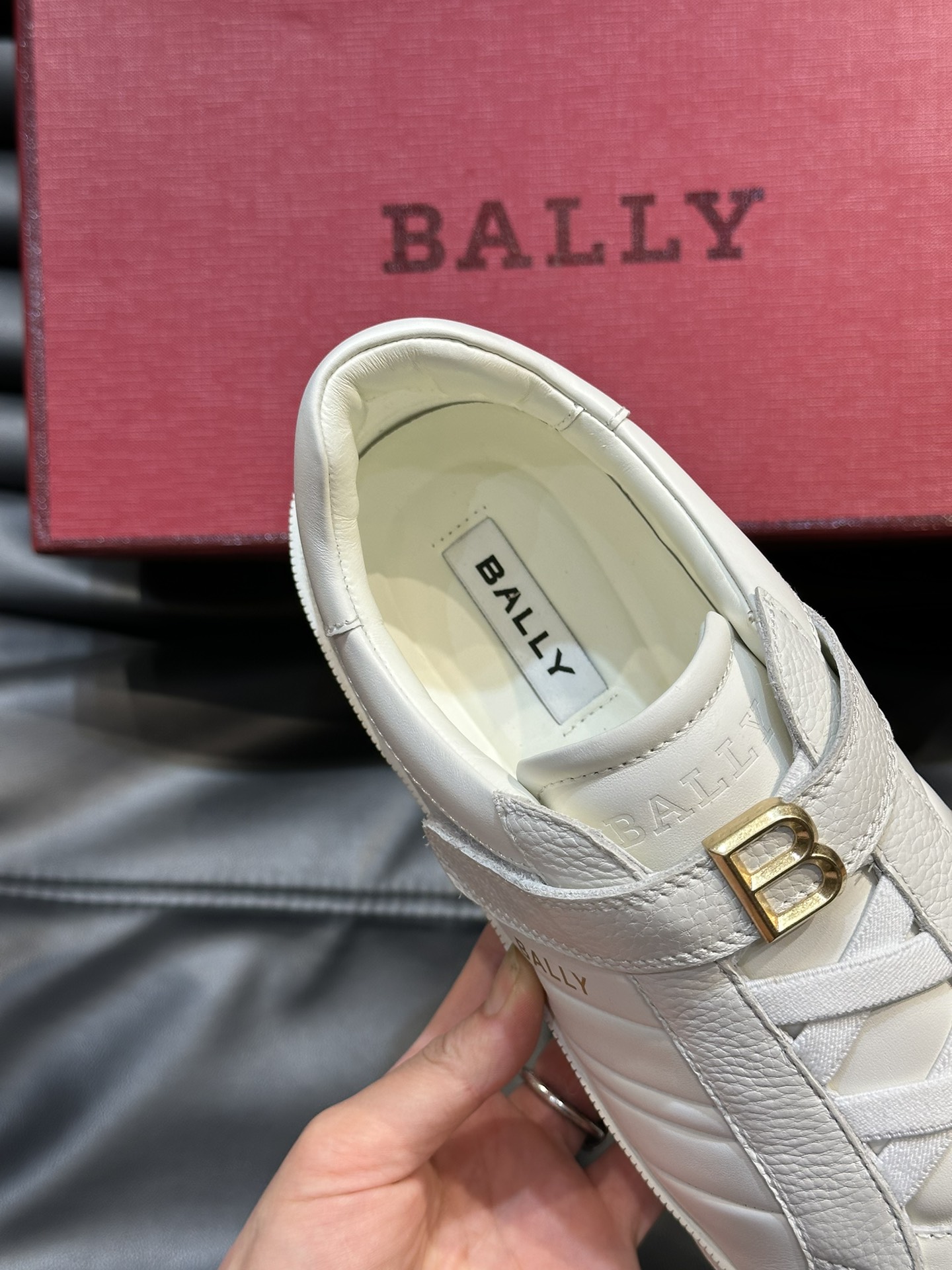 Bally/巴利新款男士休闲运动鞋莞产猛货采用光滑小牛皮拼接粒面牛皮鞋面套脚魔术贴调节设计并饰有金色“B