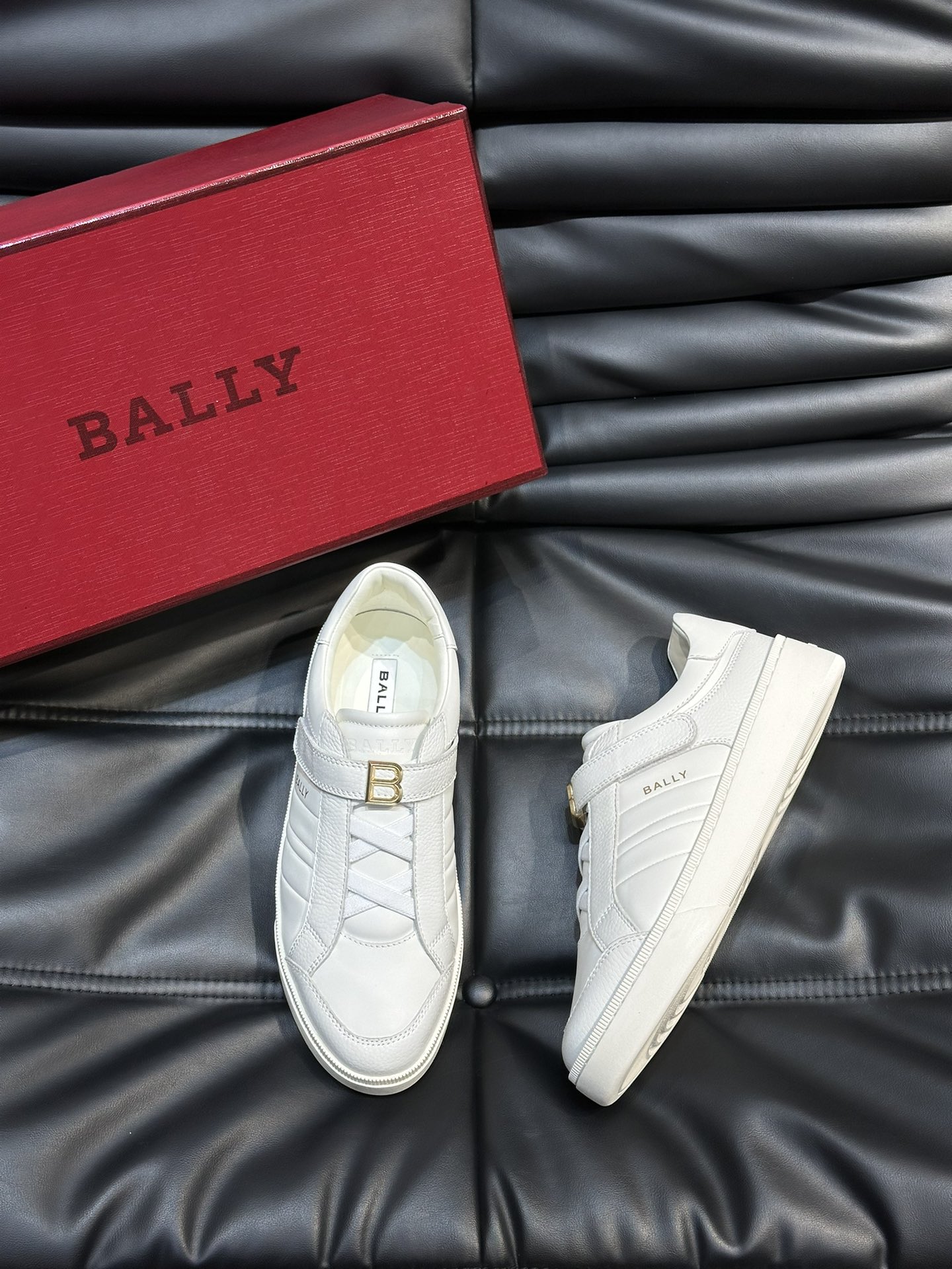 Bally/巴利新款男士休闲运动鞋莞产猛货采用光滑小牛皮拼接粒面牛皮鞋面套脚魔术贴调节设计并饰有金色“B