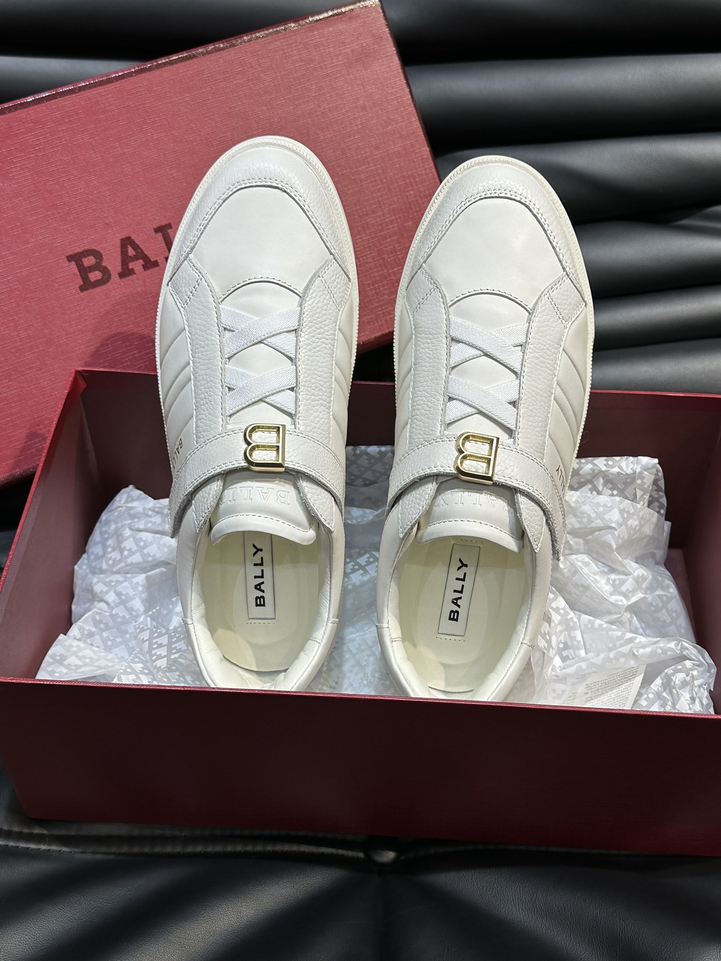 Bally/巴利新款男士休闲运动鞋莞产猛货采用光滑小牛皮拼接粒面牛皮鞋面套脚魔术贴调节设计并饰有金色“B