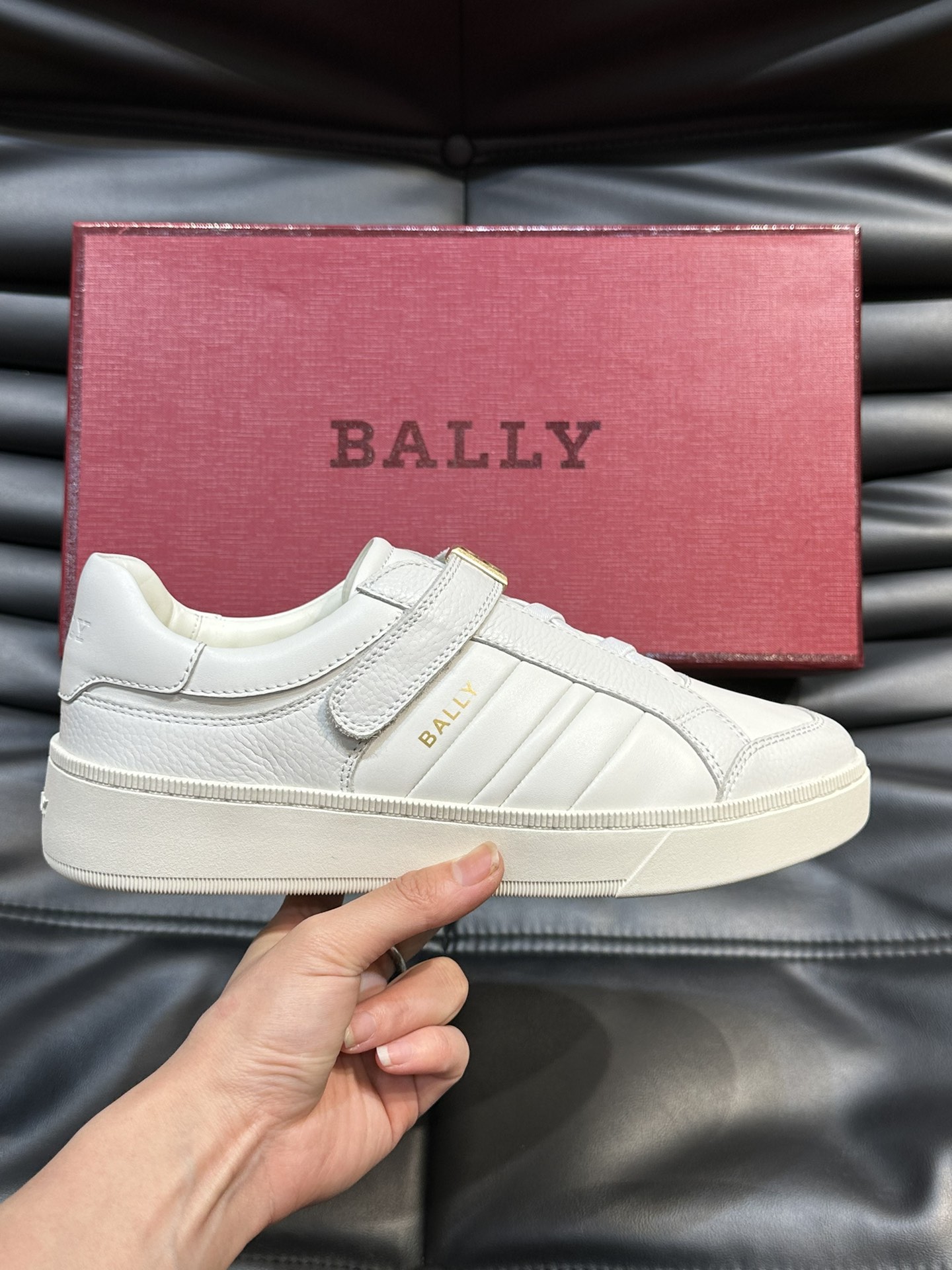 Bally/巴利新款男士休闲运动鞋莞产猛货采用光滑小牛皮拼接粒面牛皮鞋面套脚魔术贴调节设计并饰有金色“B