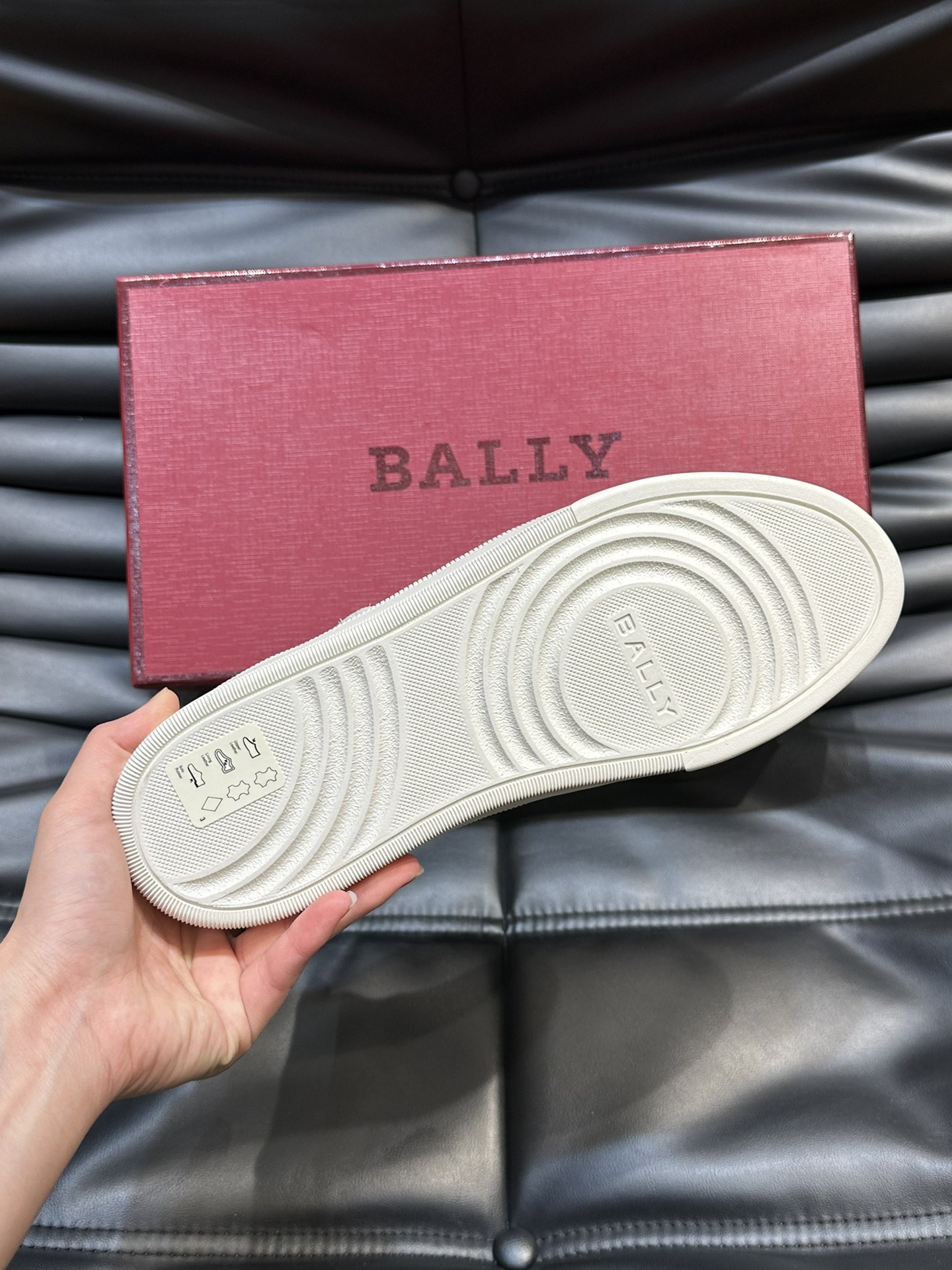 Bally/巴利新款男士休闲运动鞋莞产猛货采用光滑小牛皮拼接粒面牛皮鞋面套脚魔术贴调节设计并饰有金色“B