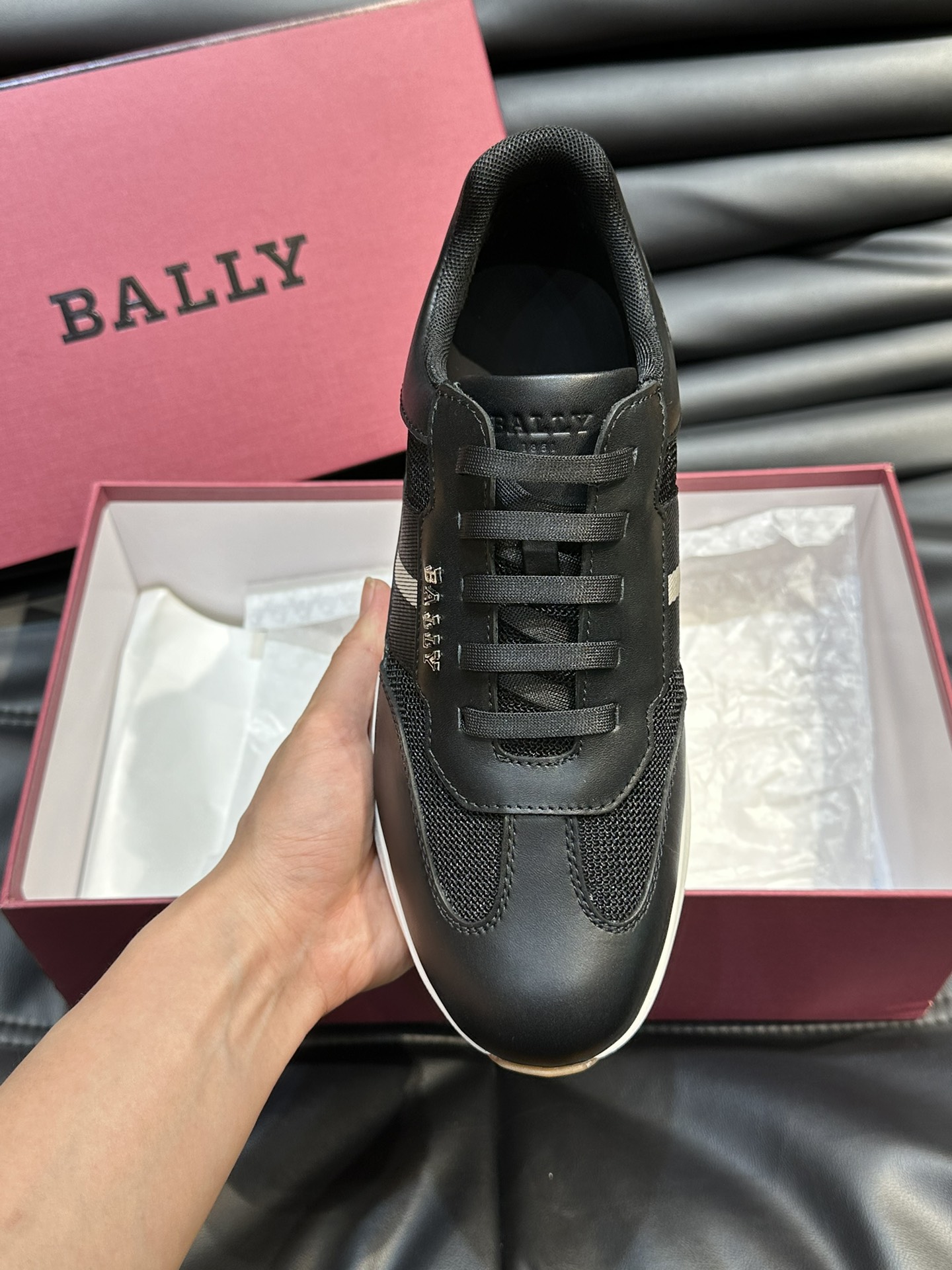 BALLY/巴利新款男士厚底皮革运动休闲鞋这款皮革运动鞋采用小牛皮拼接织物鞋面糅合优雅风范与创新设计两侧