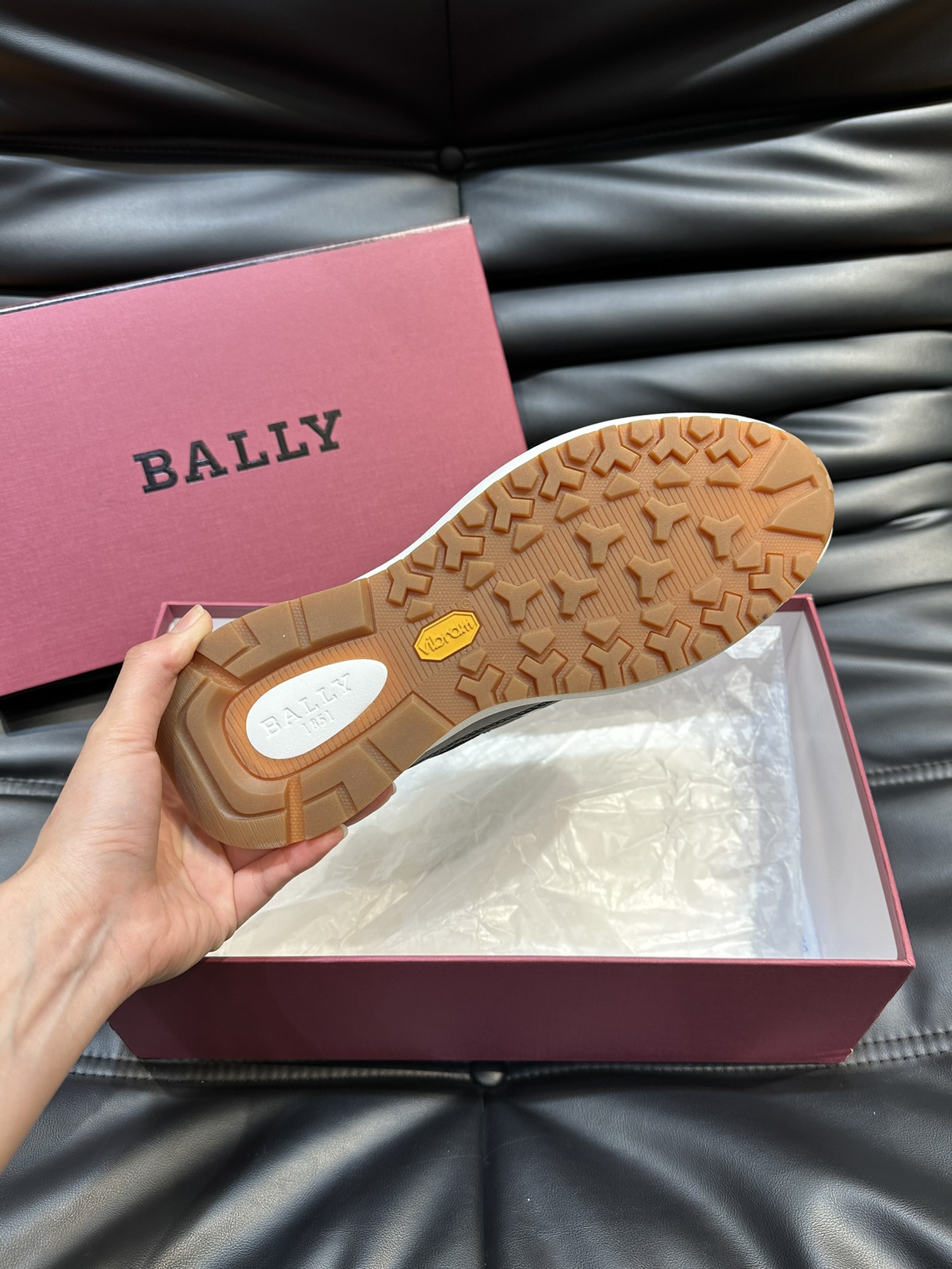 BALLY/巴利新款男士厚底皮革运动休闲鞋这款皮革运动鞋采用小牛皮拼接织物鞋面糅合优雅风范与创新设计两侧