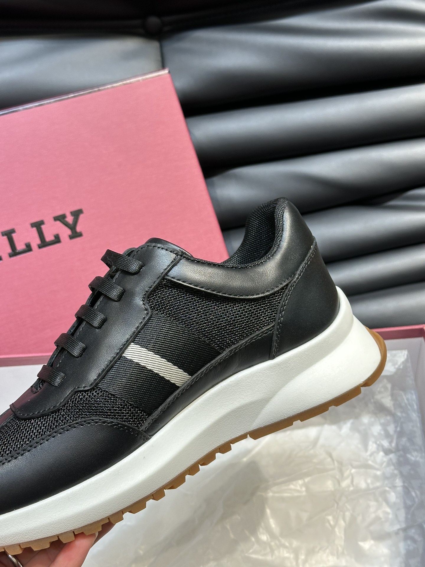 BALLY/巴利新款男士厚底皮革运动休闲鞋这款皮革运动鞋采用小牛皮拼接织物鞋面糅合优雅风范与创新设计两侧