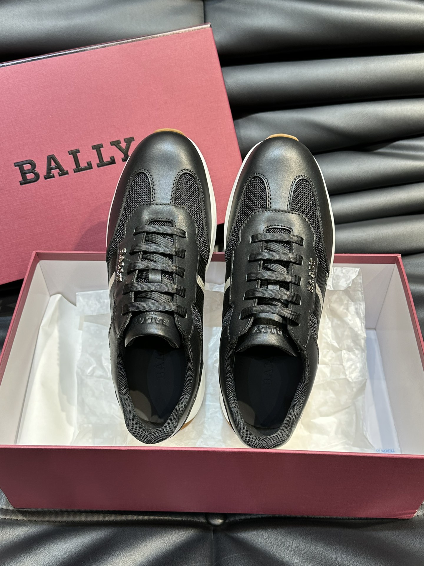 BALLY/巴利新款男士厚底皮革运动休闲鞋这款皮革运动鞋采用小牛皮拼接织物鞋面糅合优雅风范与创新设计两侧