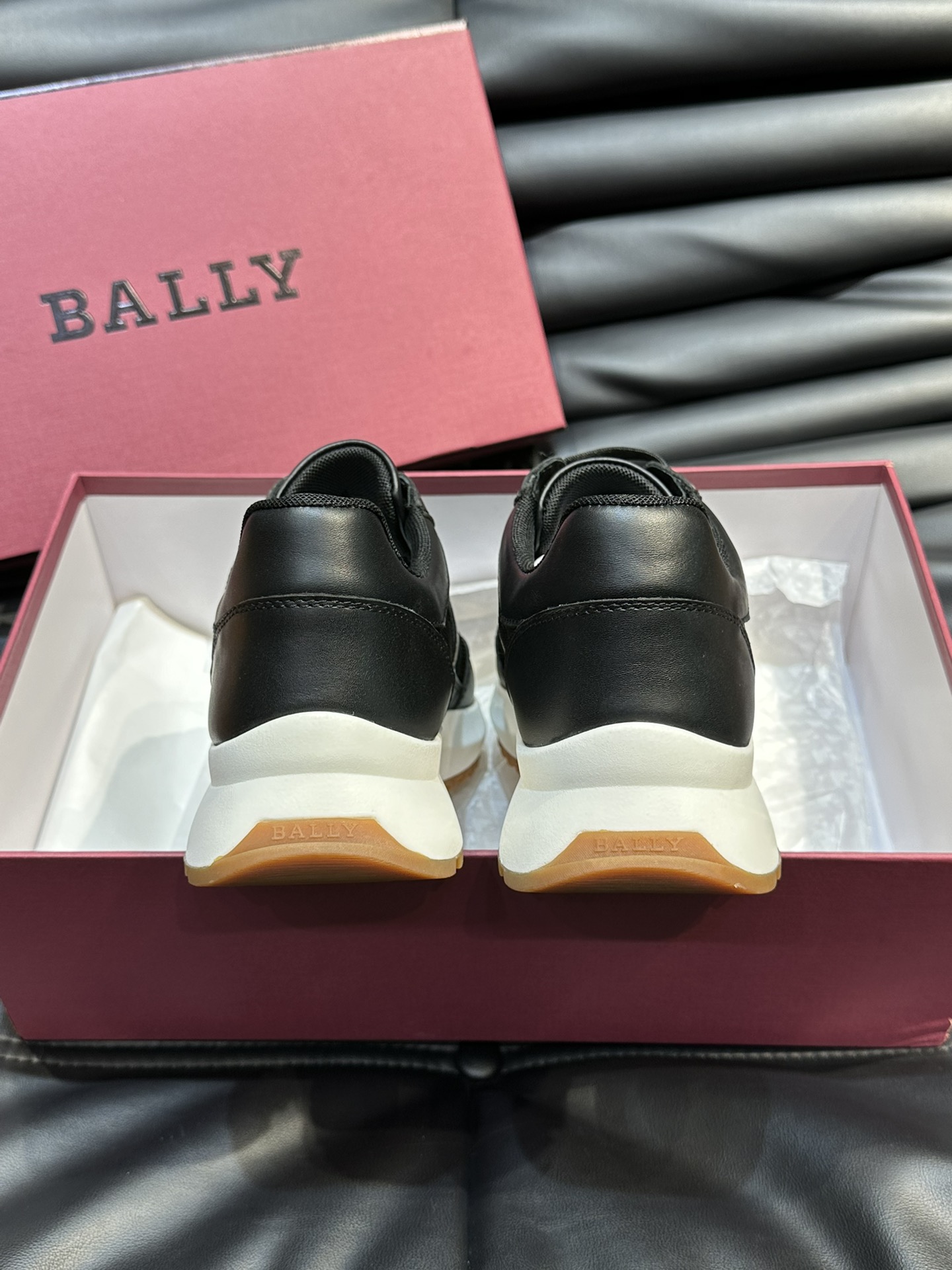 BALLY/巴利新款男士厚底皮革运动休闲鞋这款皮革运动鞋采用小牛皮拼接织物鞋面糅合优雅风范与创新设计两侧