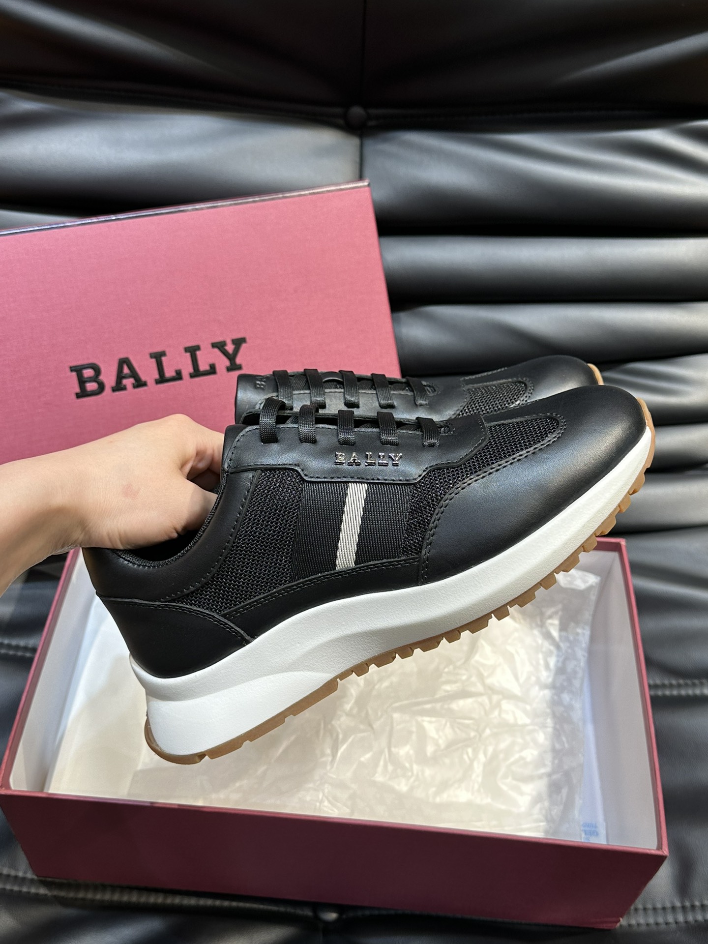 BALLY/巴利新款男士厚底皮革运动休闲鞋这款皮革运动鞋采用小牛皮拼接织物鞋面糅合优雅风范与创新设计两侧