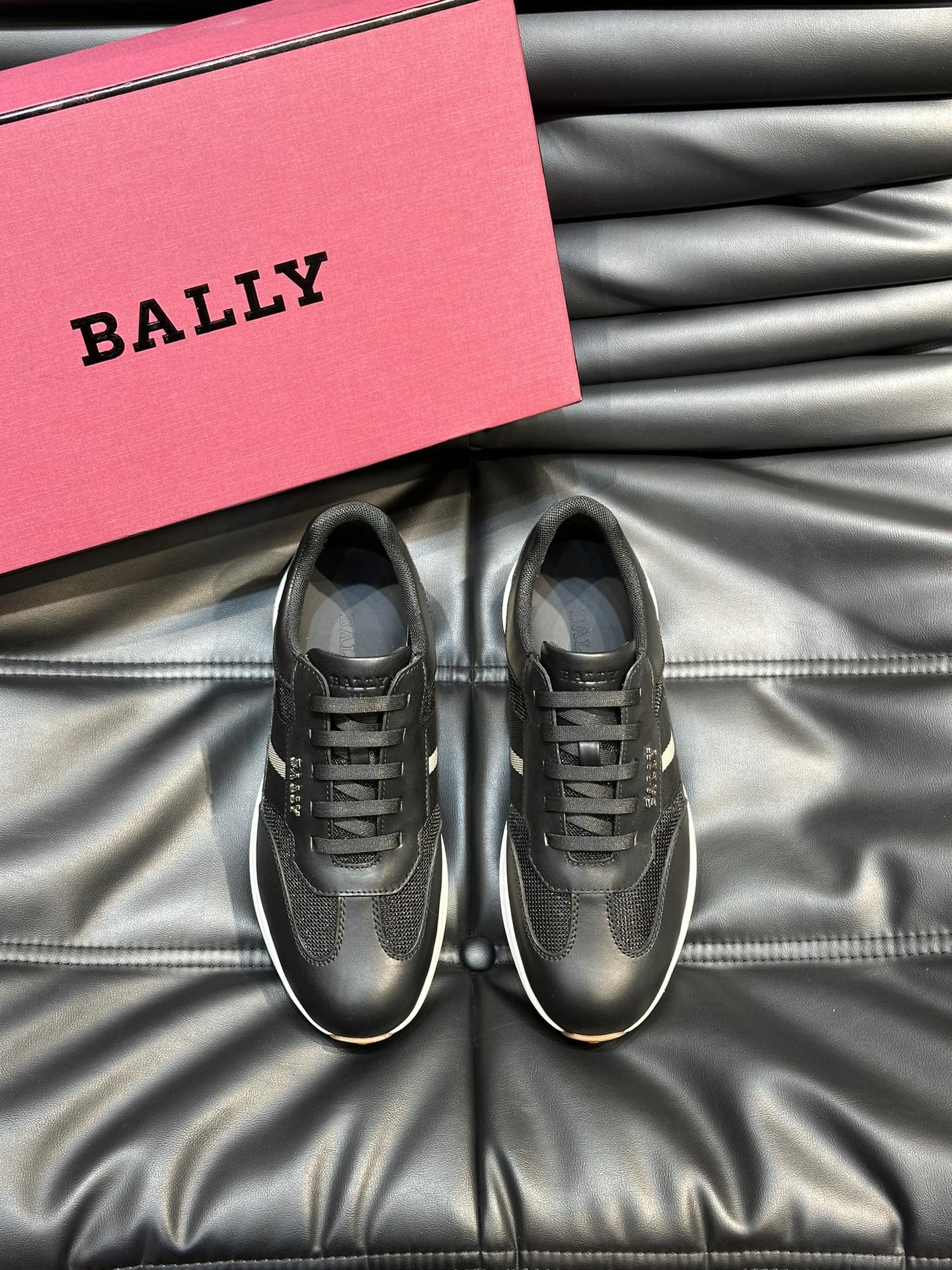 BALLY/巴利新款男士厚底皮革运动休闲鞋这款皮革运动鞋采用小牛皮拼接织物鞋面糅合优雅风范与创新设计两侧