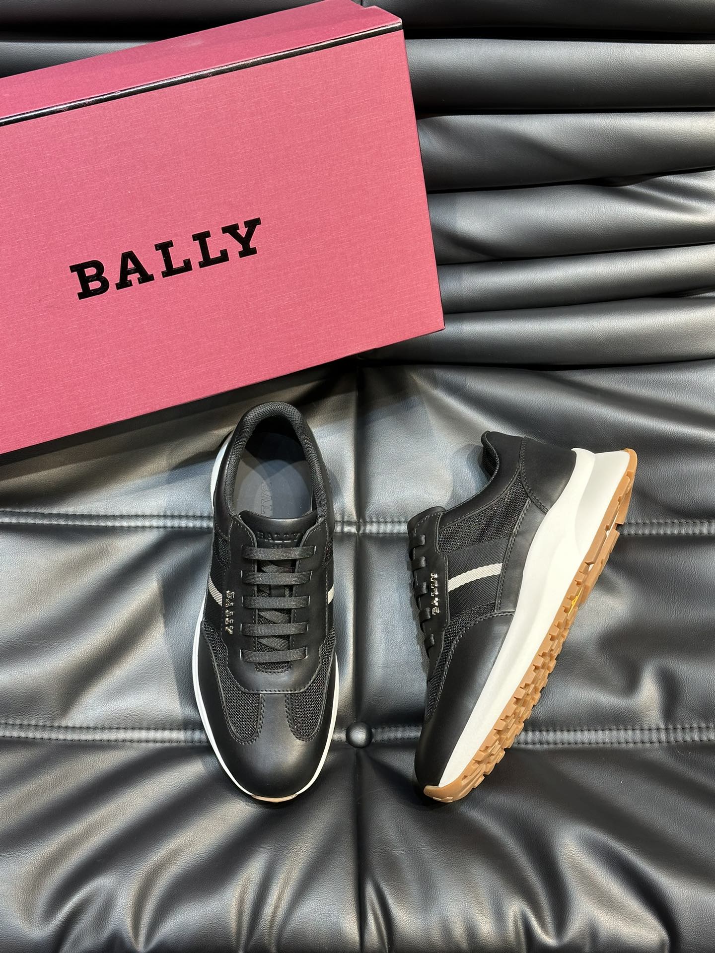 BALLY/巴利新款男士厚底皮革运动休闲鞋这款皮革运动鞋采用小牛皮拼接织物鞋面糅合优雅风范与创新设计两侧