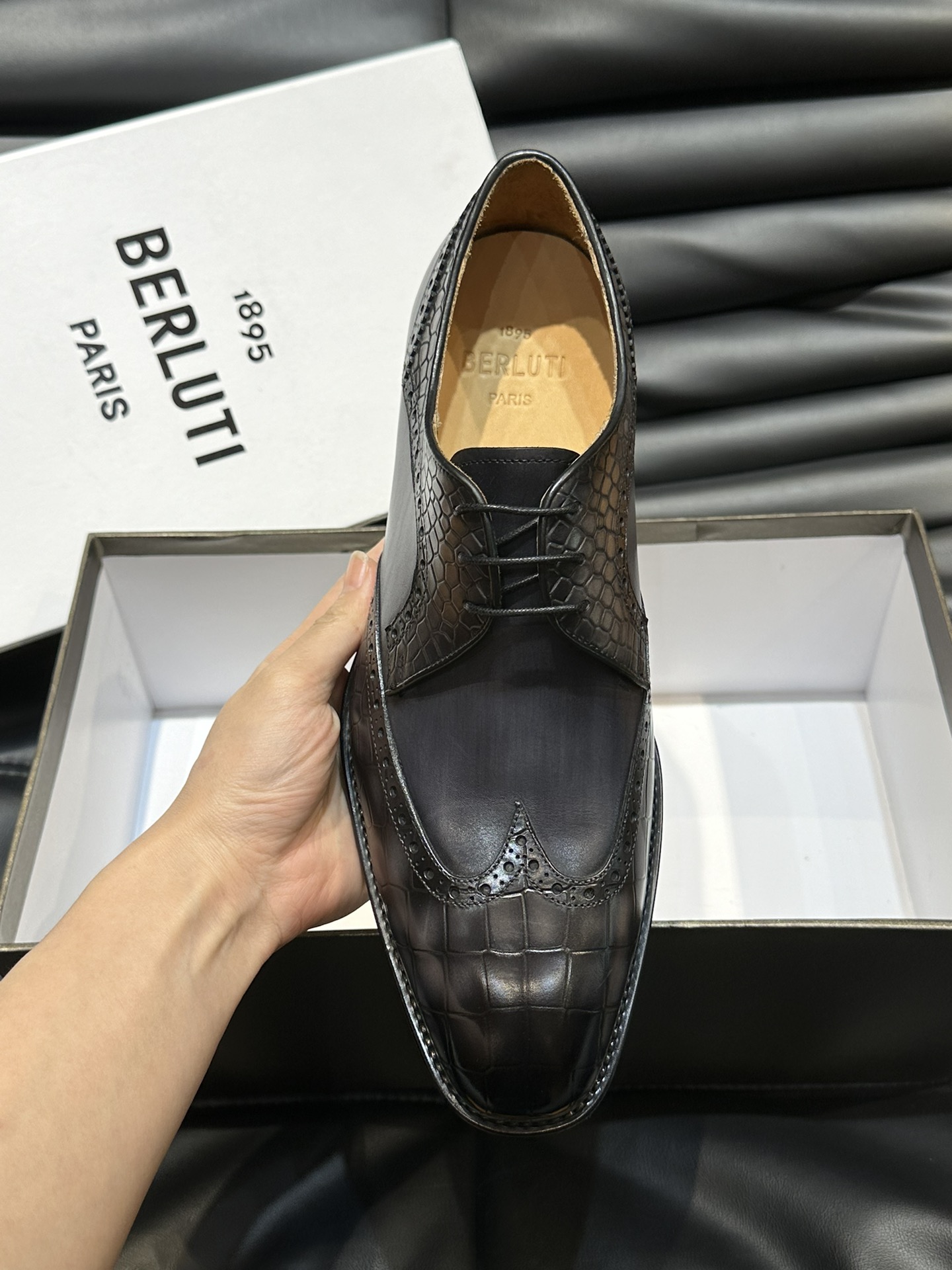 Berluti/布鲁提高端真皮大底正装皮鞋采用进口牛皮鞋面柔软有型手工改色工艺低调奢华气质舒适透气版型小